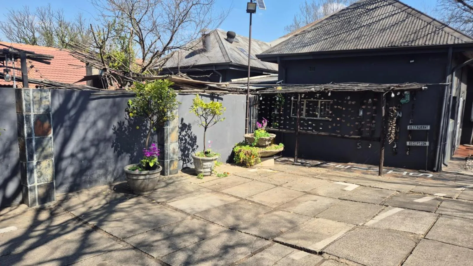 44 on Ennis Guest Lodge and Restaurant -