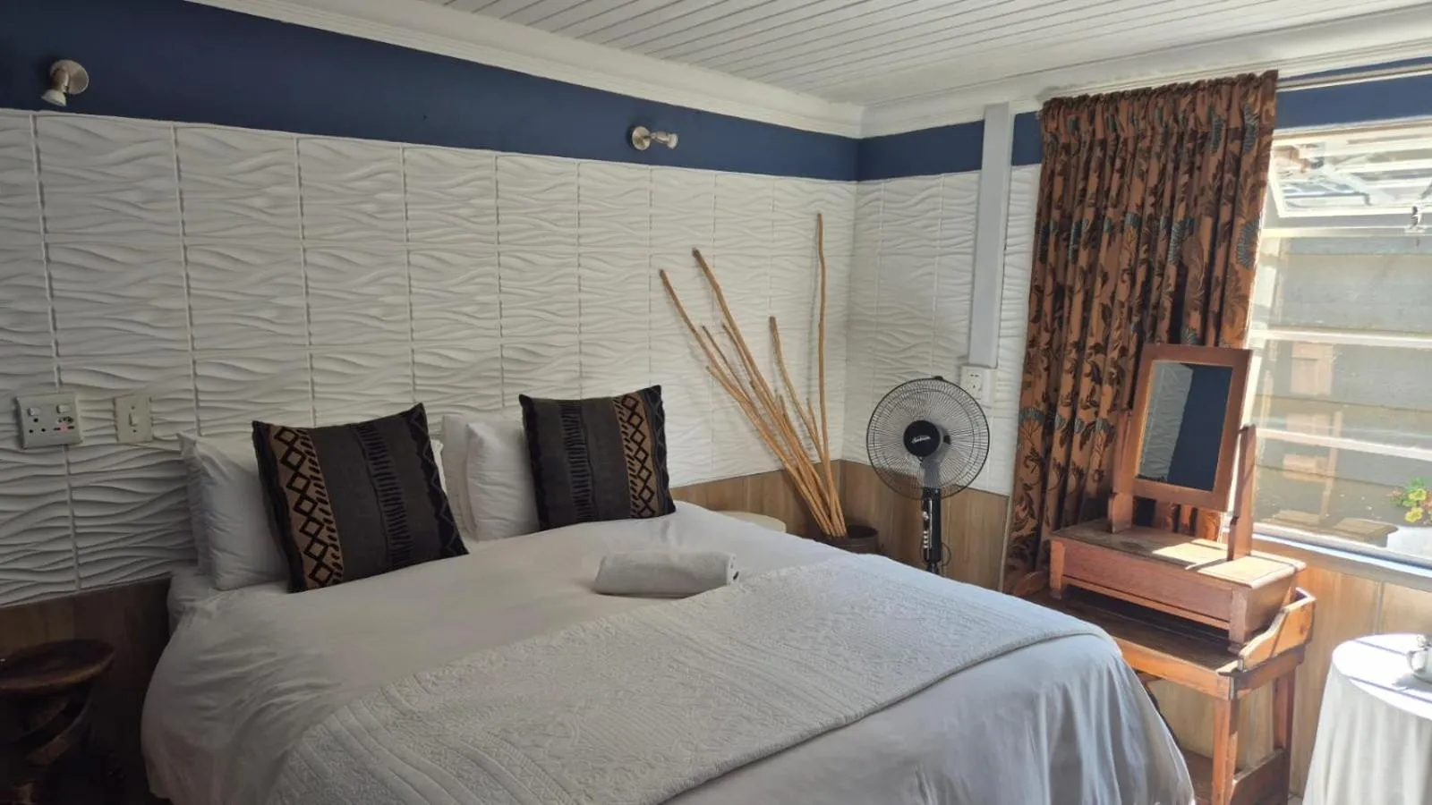 Bed in 44 on Ennis Guest Lodge and Restaurant -
