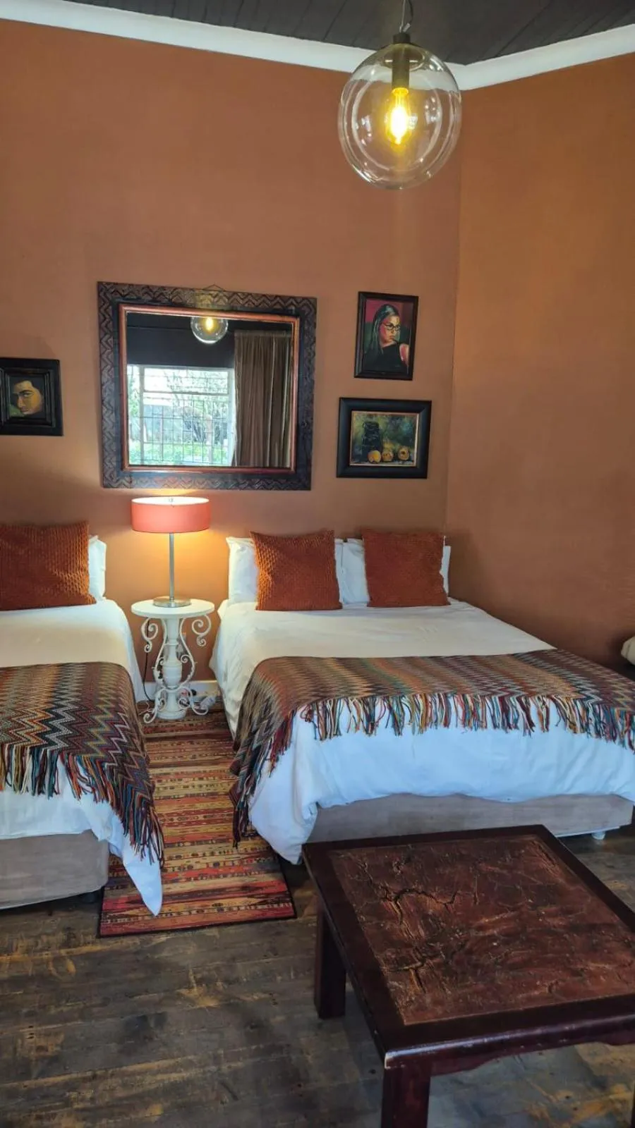 Bed in 44 on Ennis Guest Lodge and Restaurant -