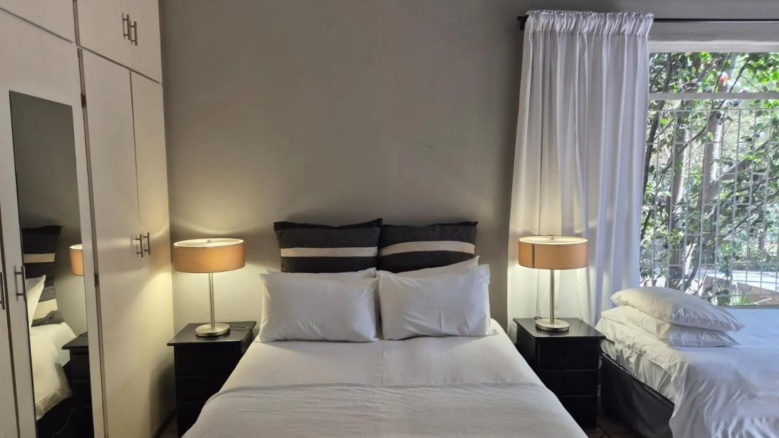 Bed in 44 on Ennis Guest Lodge and Restaurant -