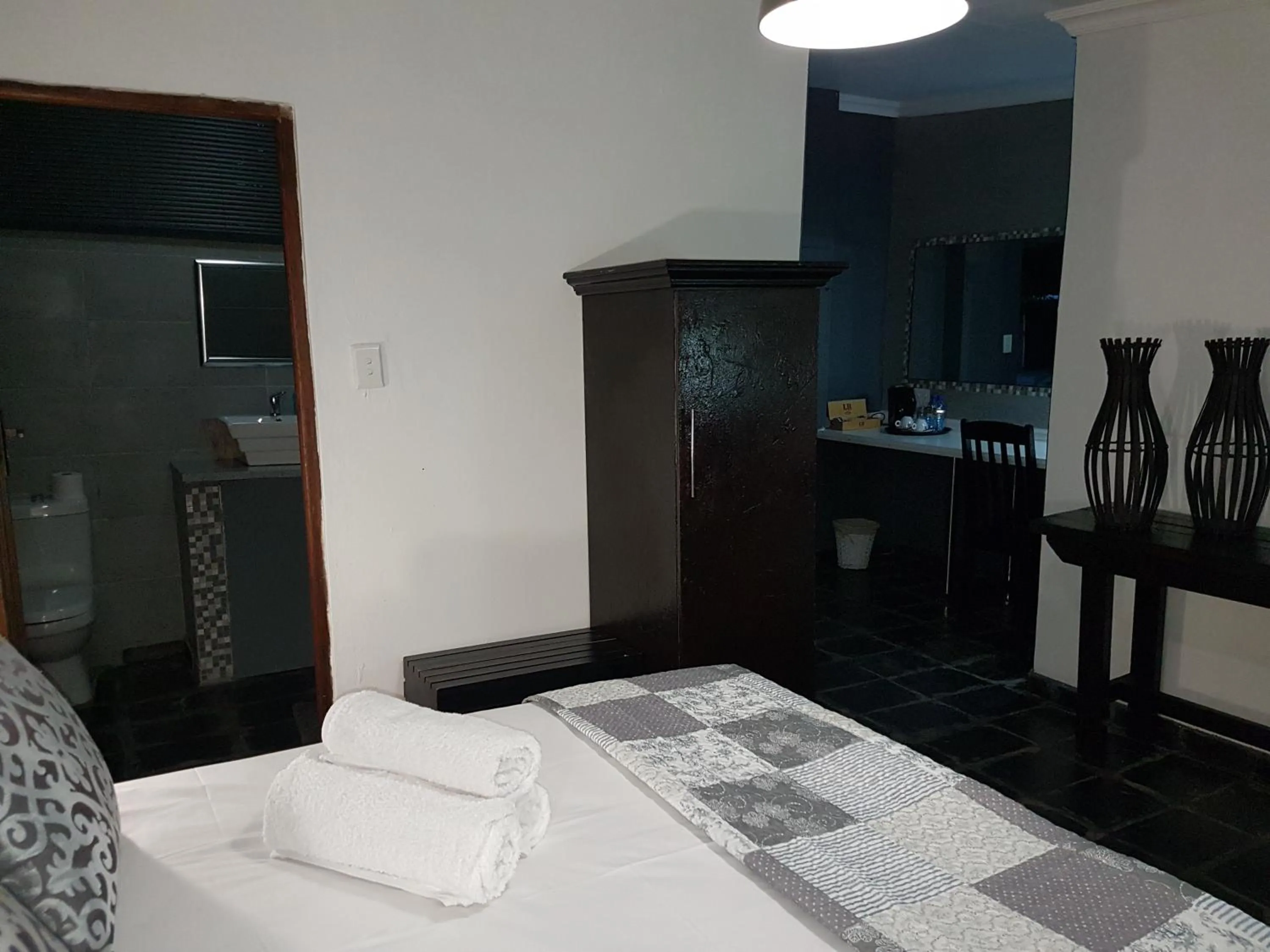 Decorative detail, Bed in 44 on Ennis Guest Lodge and Restaurant -