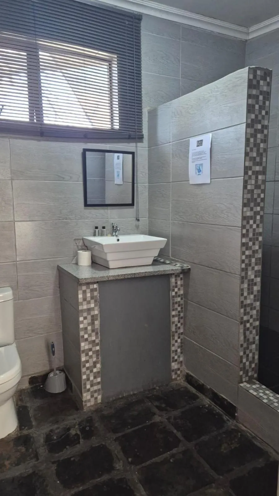 44 on Ennis Guest Lodge and Restaurant -