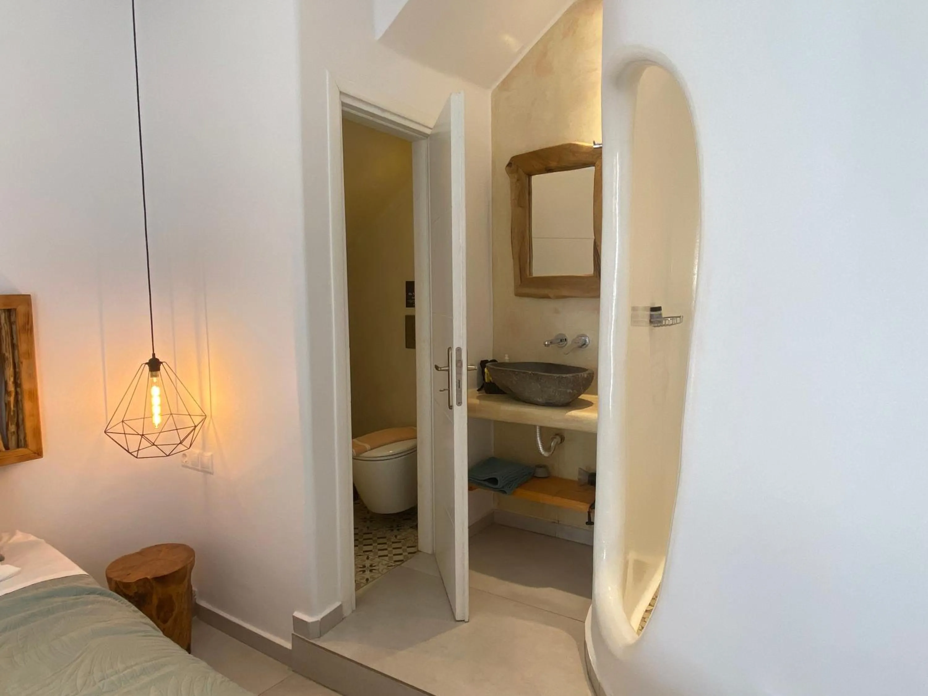 Bathroom, Bed in Casa Centro Suites Mykonos