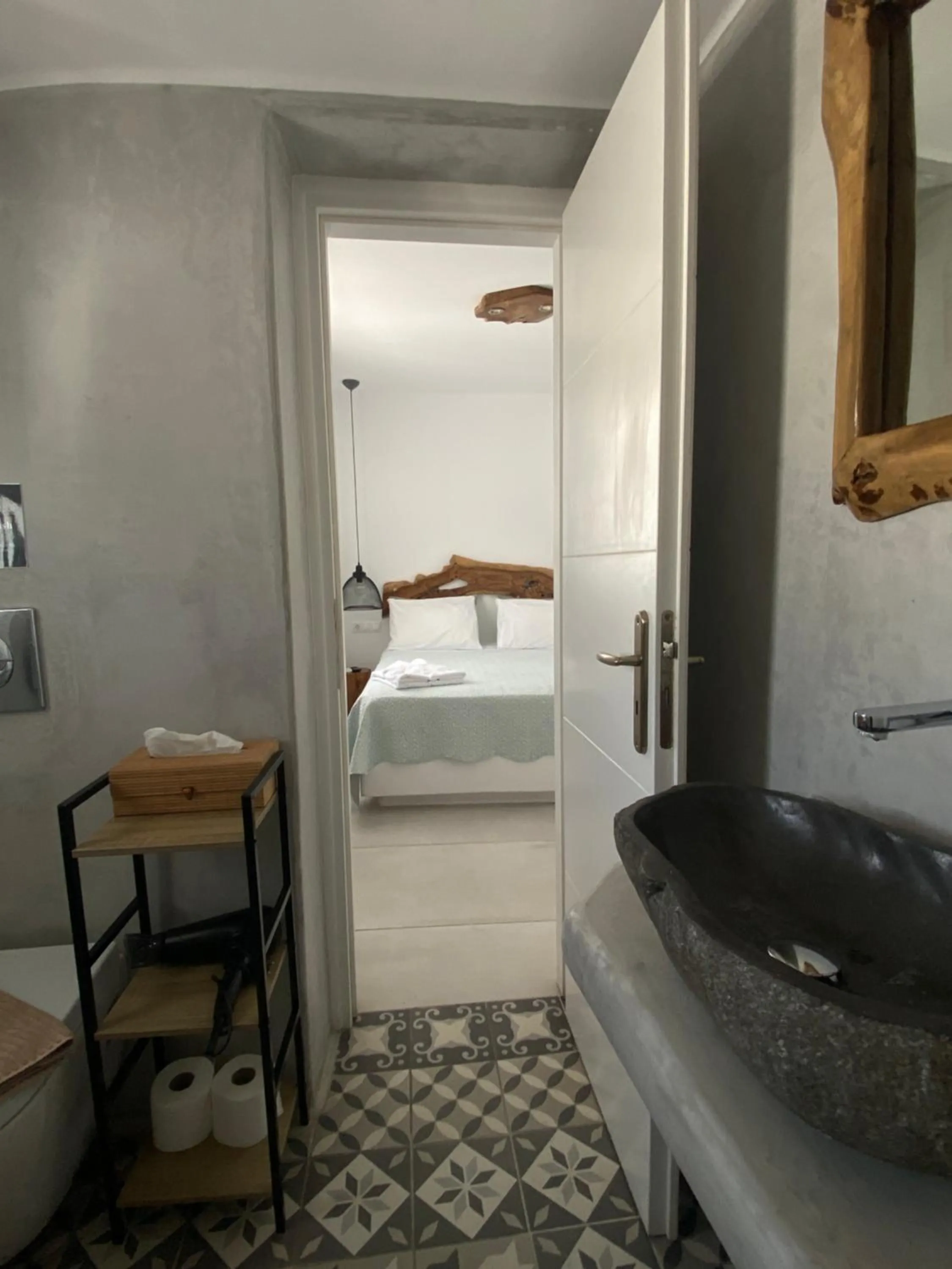 Bathroom, Bed in Casa Centro Suites Mykonos