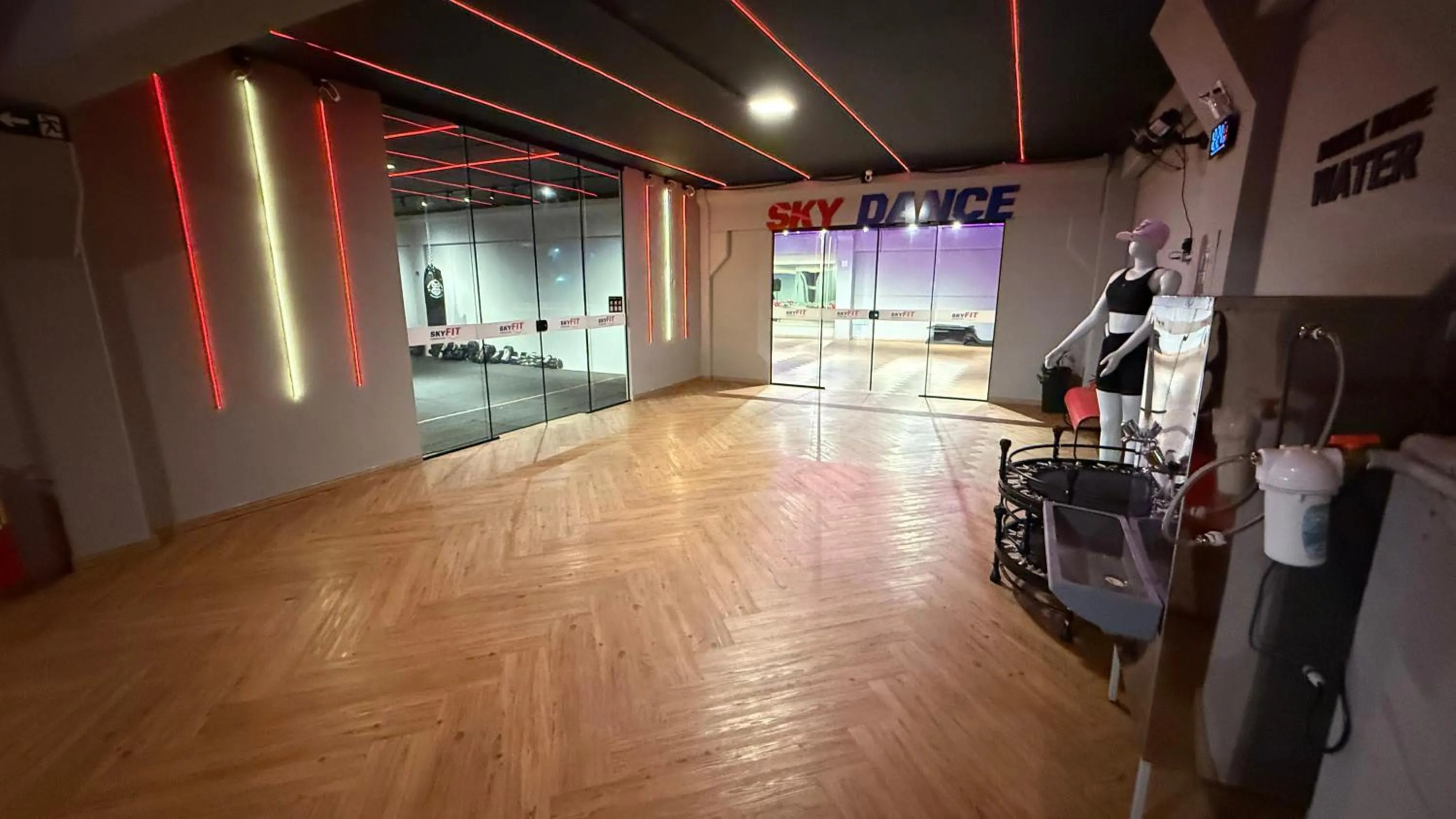 Fitness centre/facilities in Momax Hotel