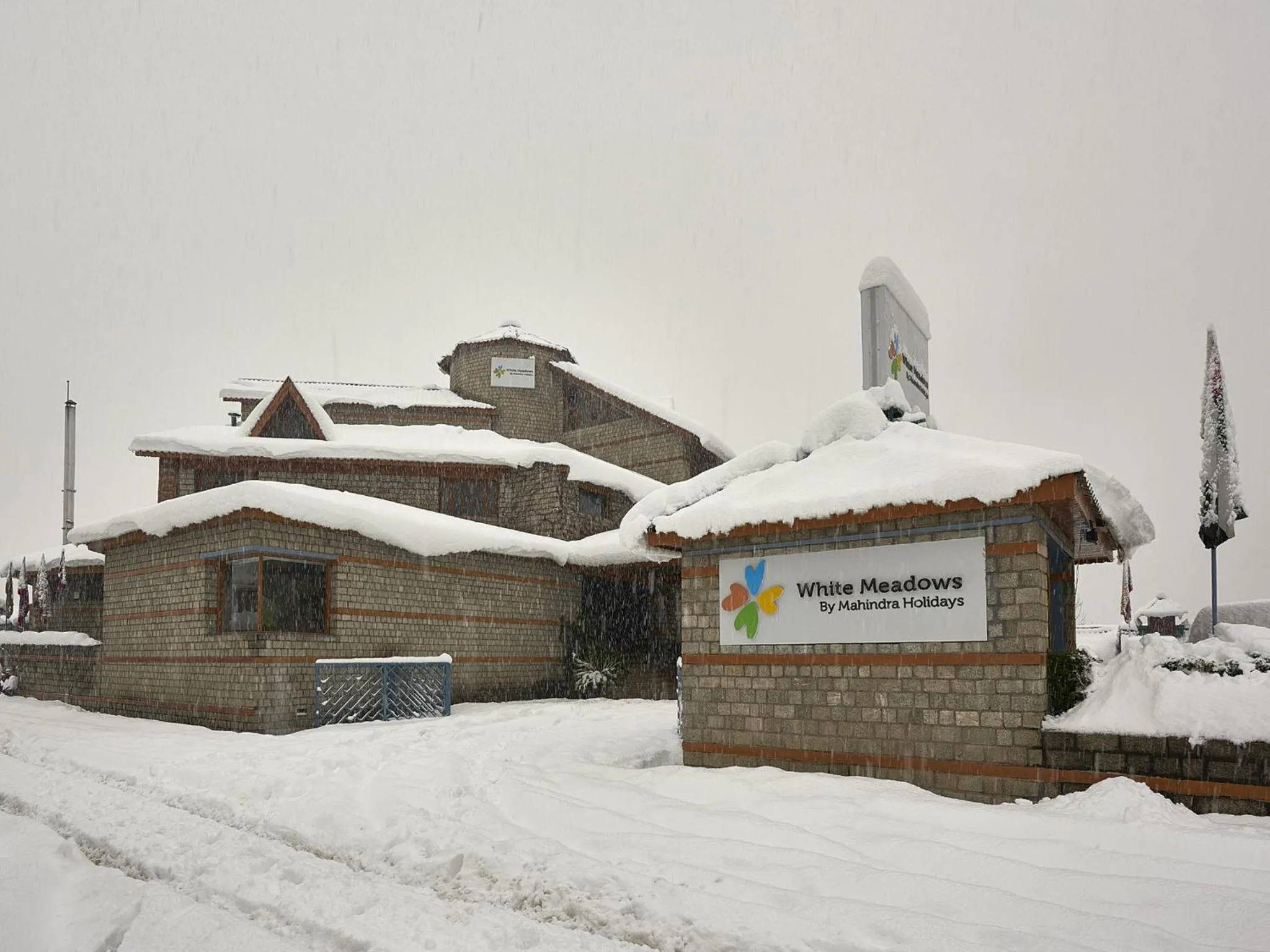 Facade/entrance in Club Mahindra White Meadows Manali