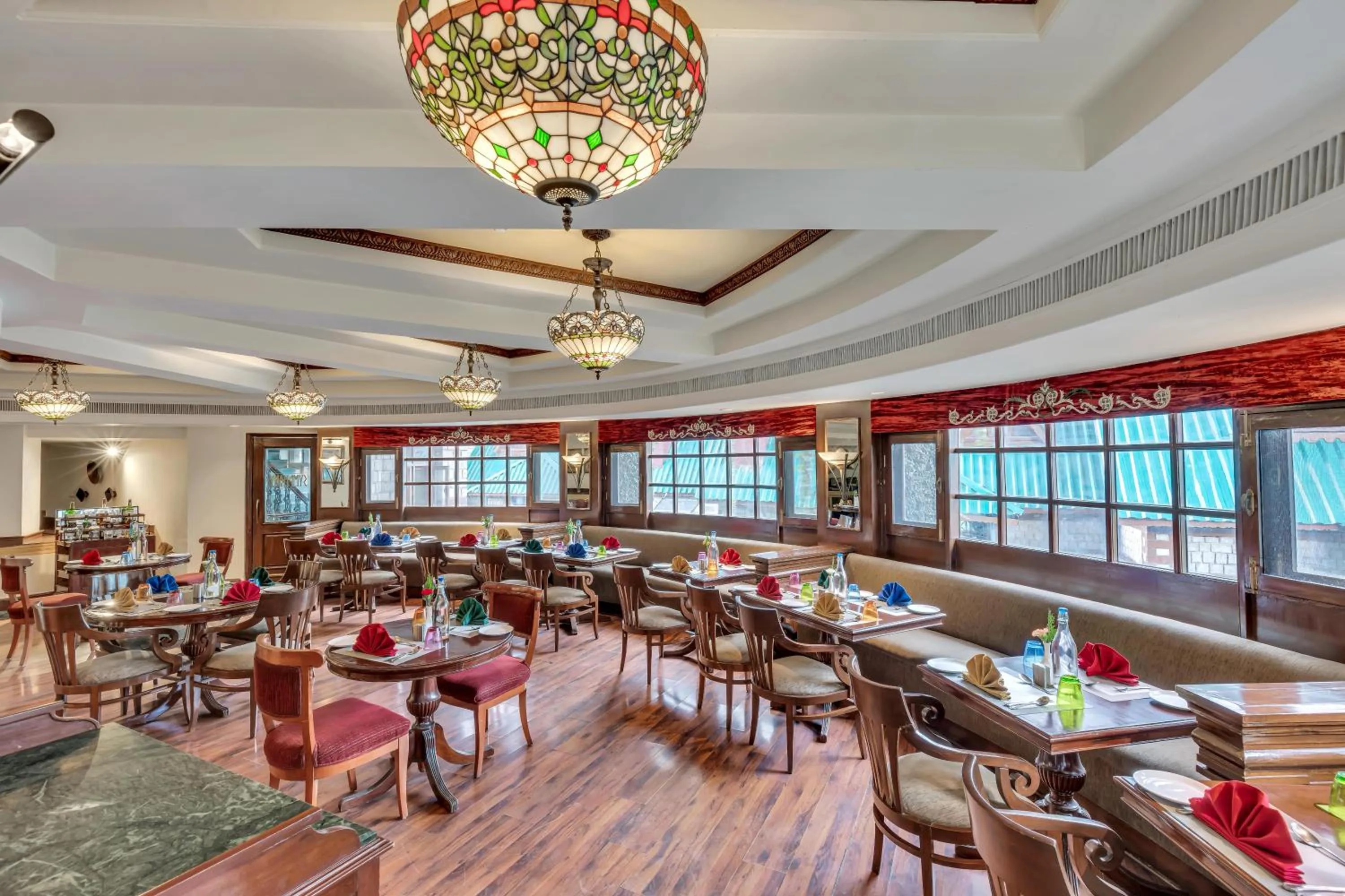 Restaurant/places to eat in Club Mahindra White Meadows Manali