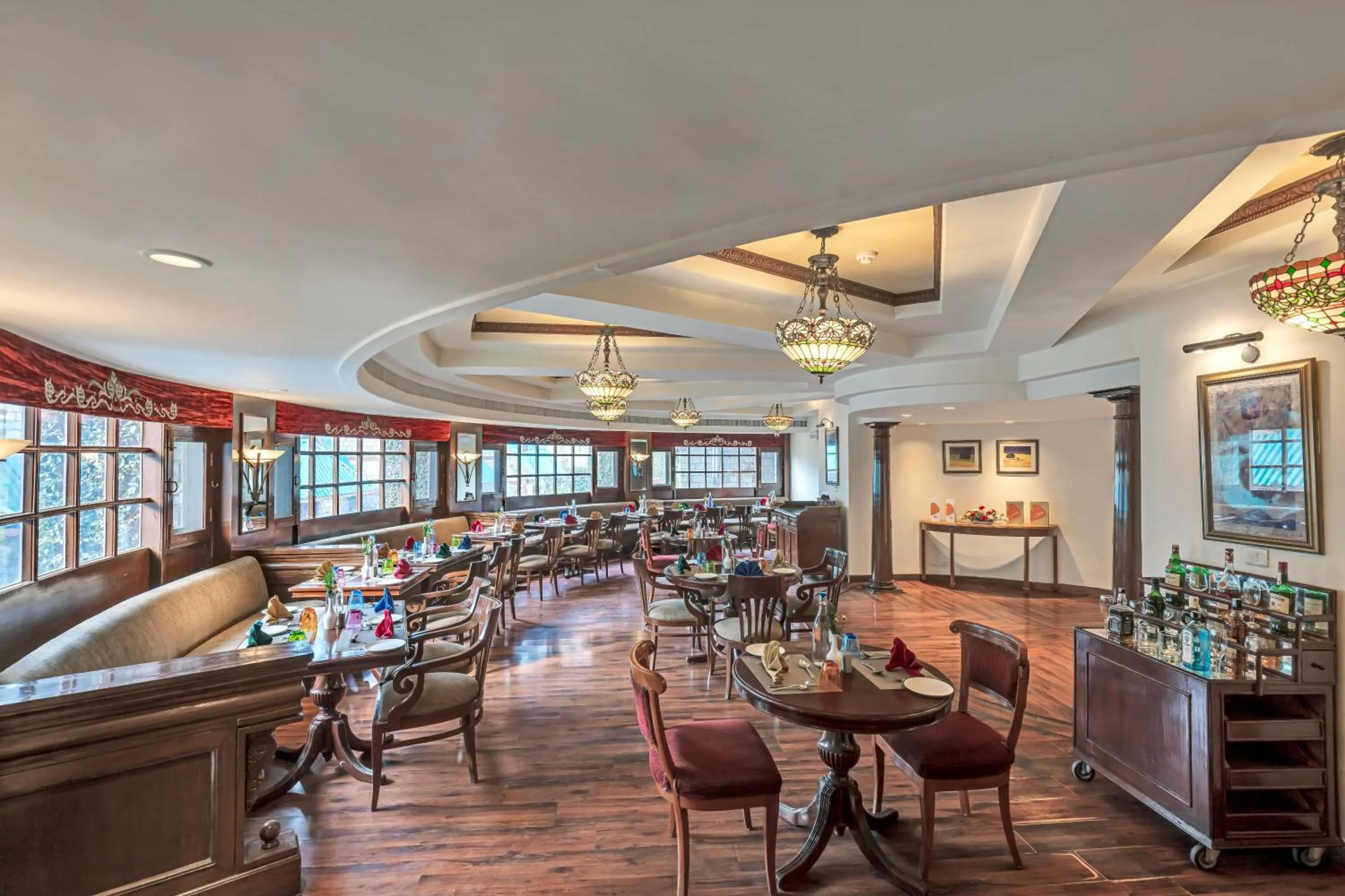 Restaurant/places to eat in Club Mahindra White Meadows Manali