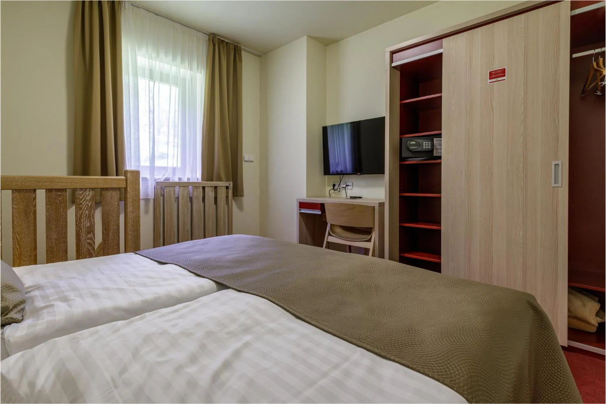 Bedroom, Bed in Peras Wellness Hotel