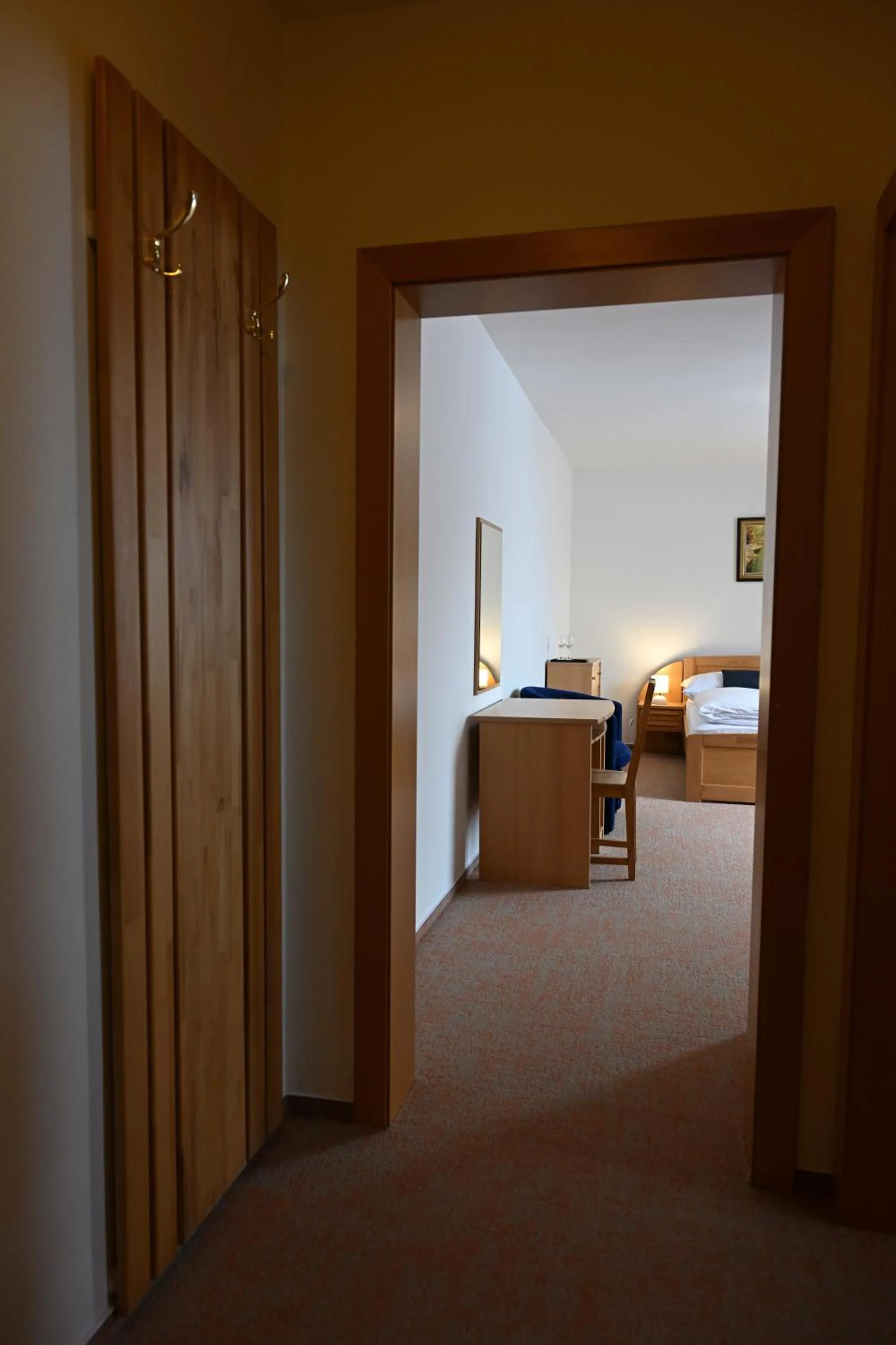 wardrobe, Bed in Hotel Eufória