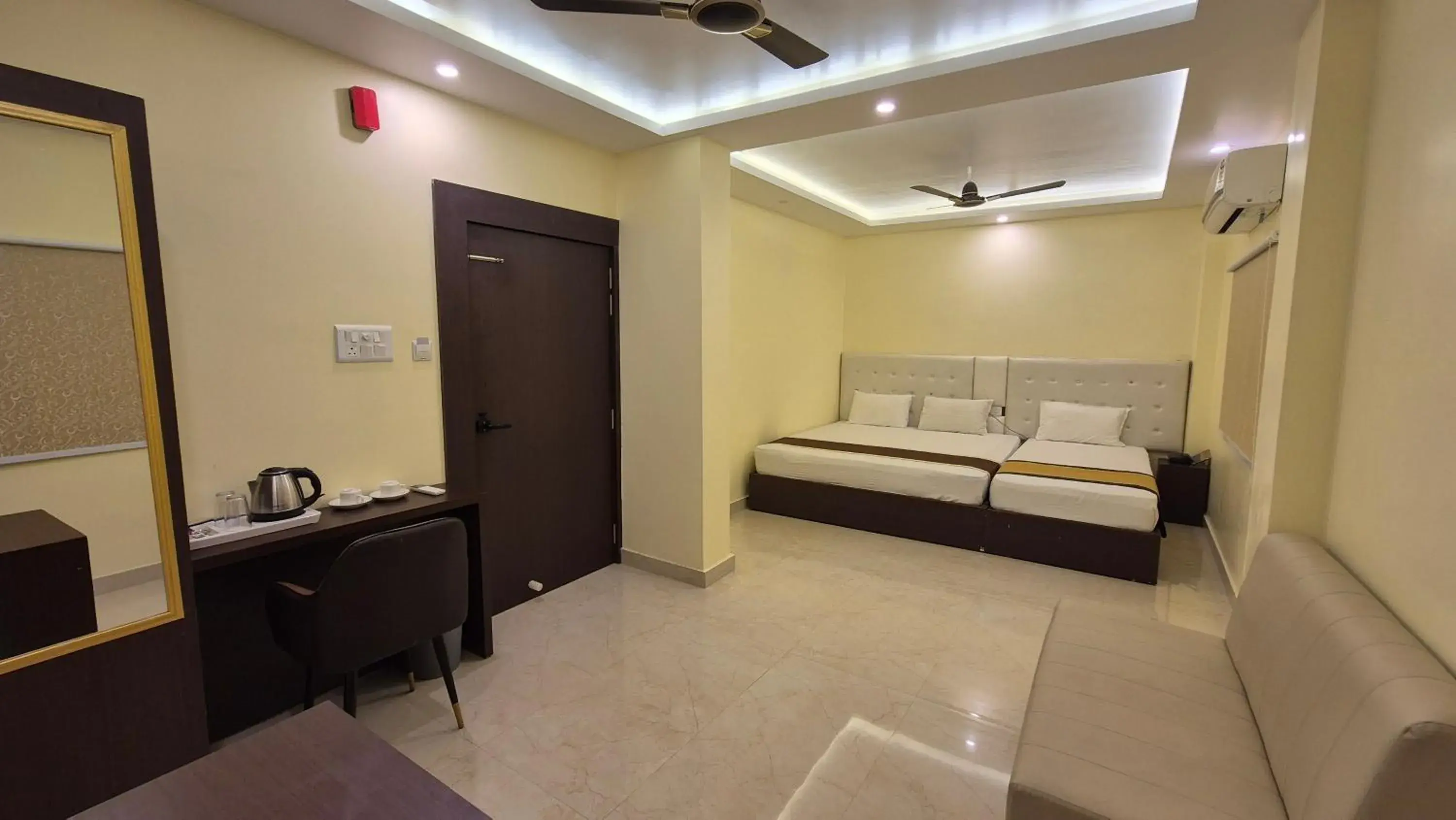 Deluxe Triple Room in Royal View Residency Deluxe Triple Room in Royal View Residency
