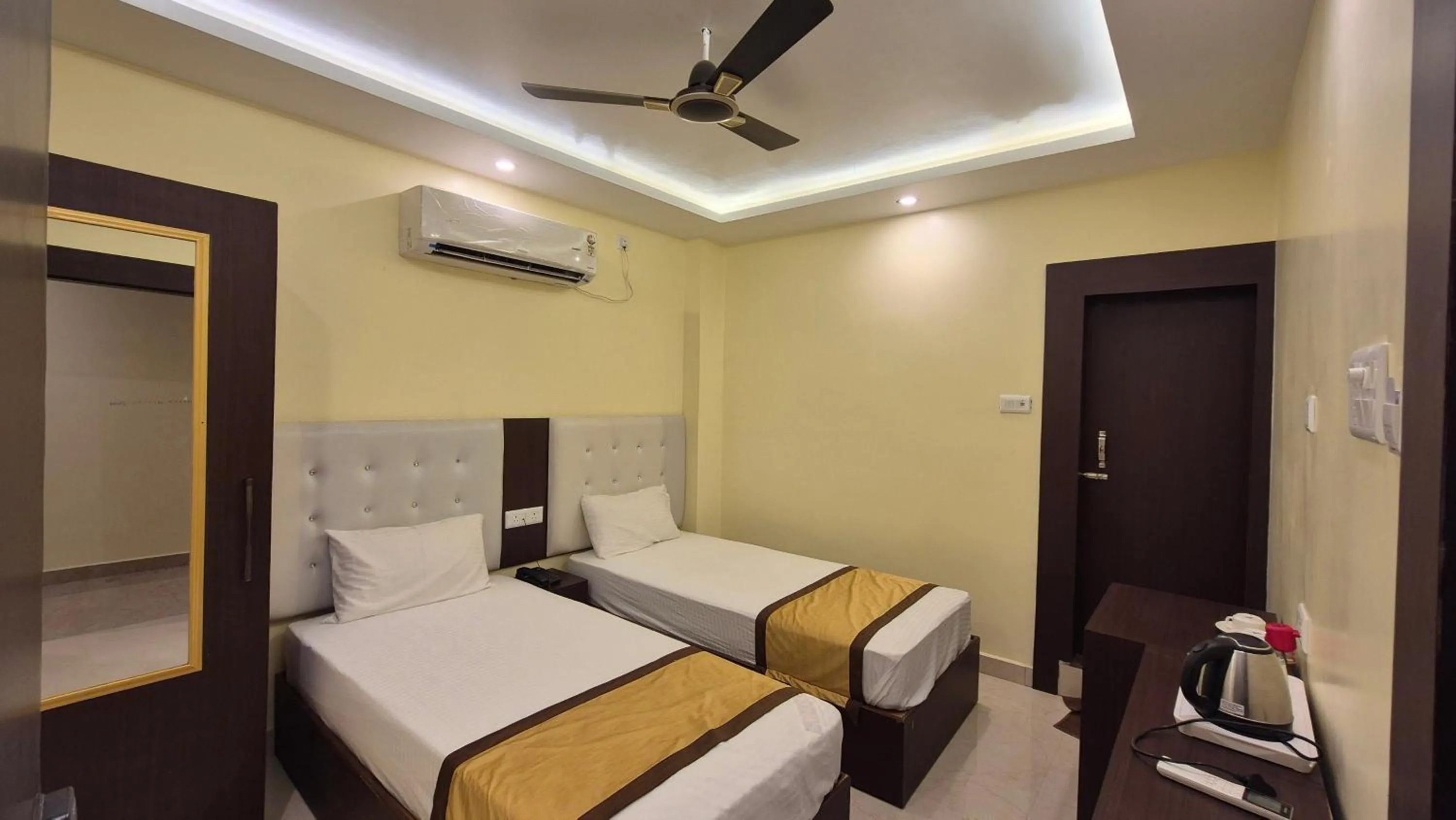 Bed in Royal View Residency