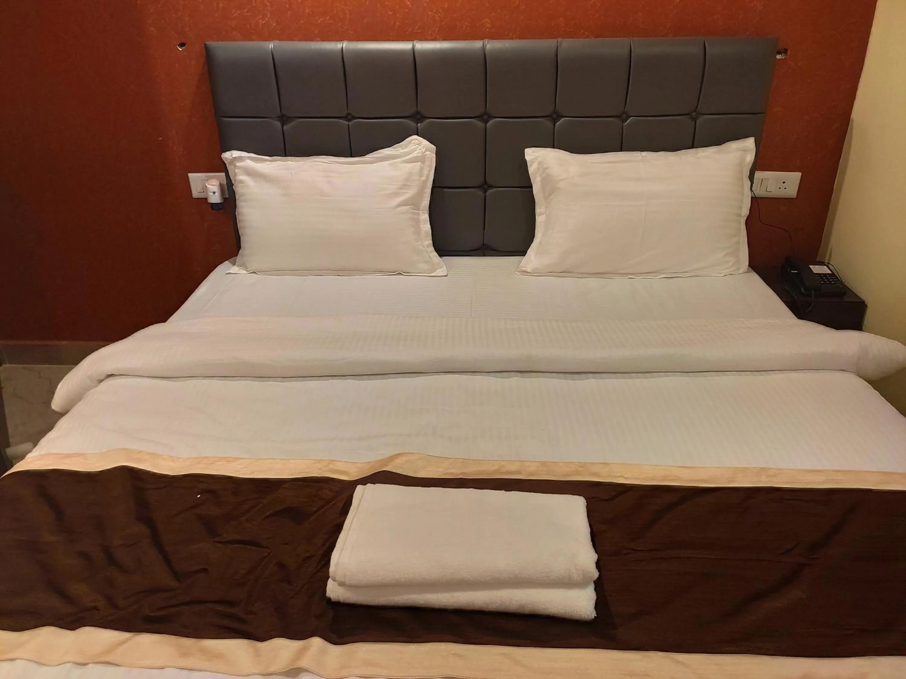 Bed in Royal View Residency