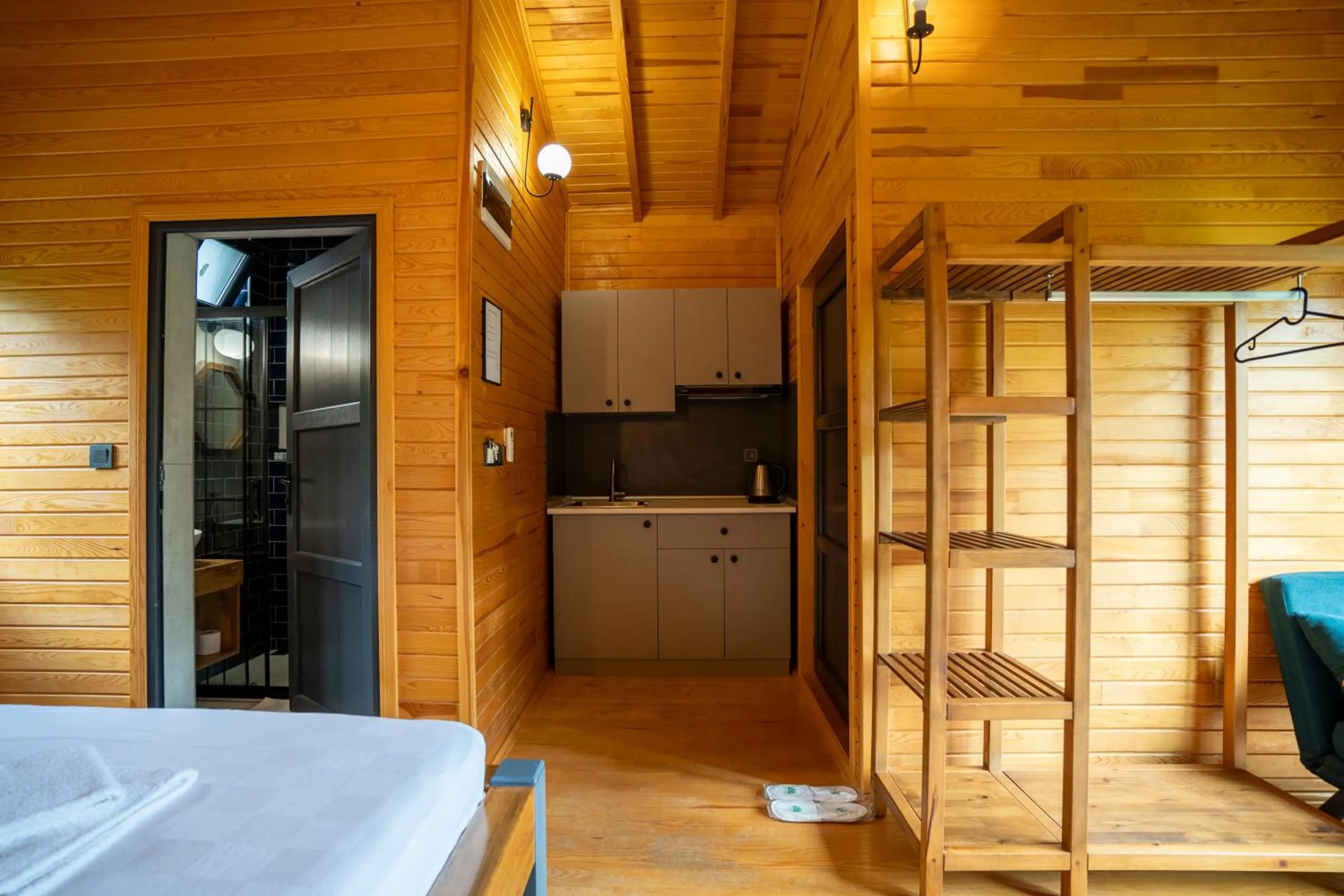 Photo of the whole room, Bed in Lemon Garden Lodge