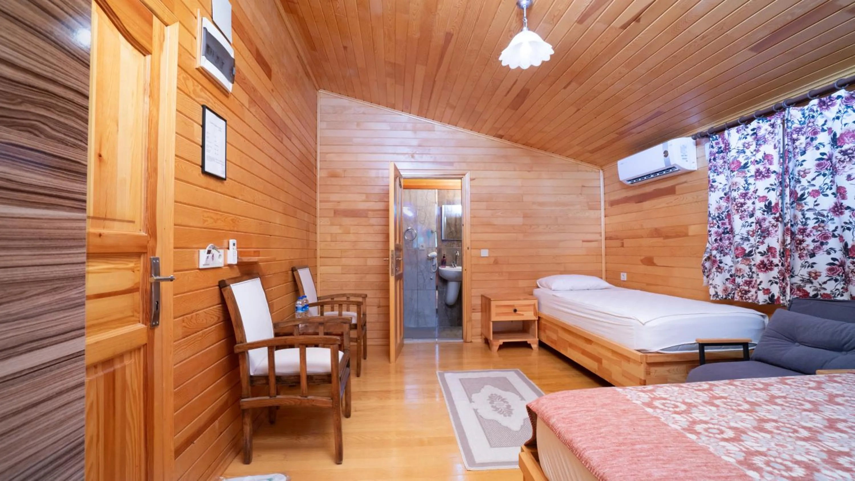 Bed in Lemon Garden Lodge