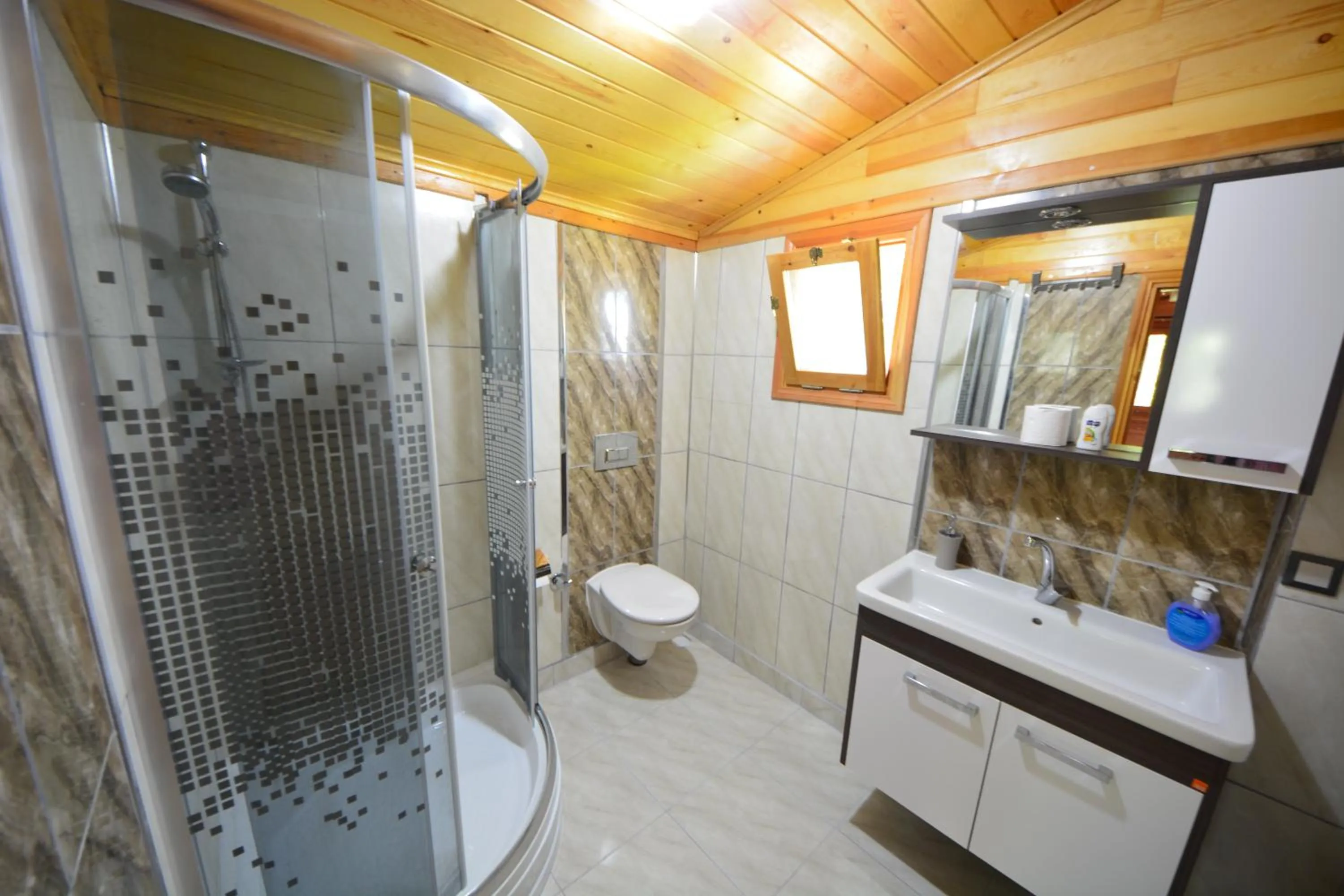 Toilet in Lemon Garden Lodge