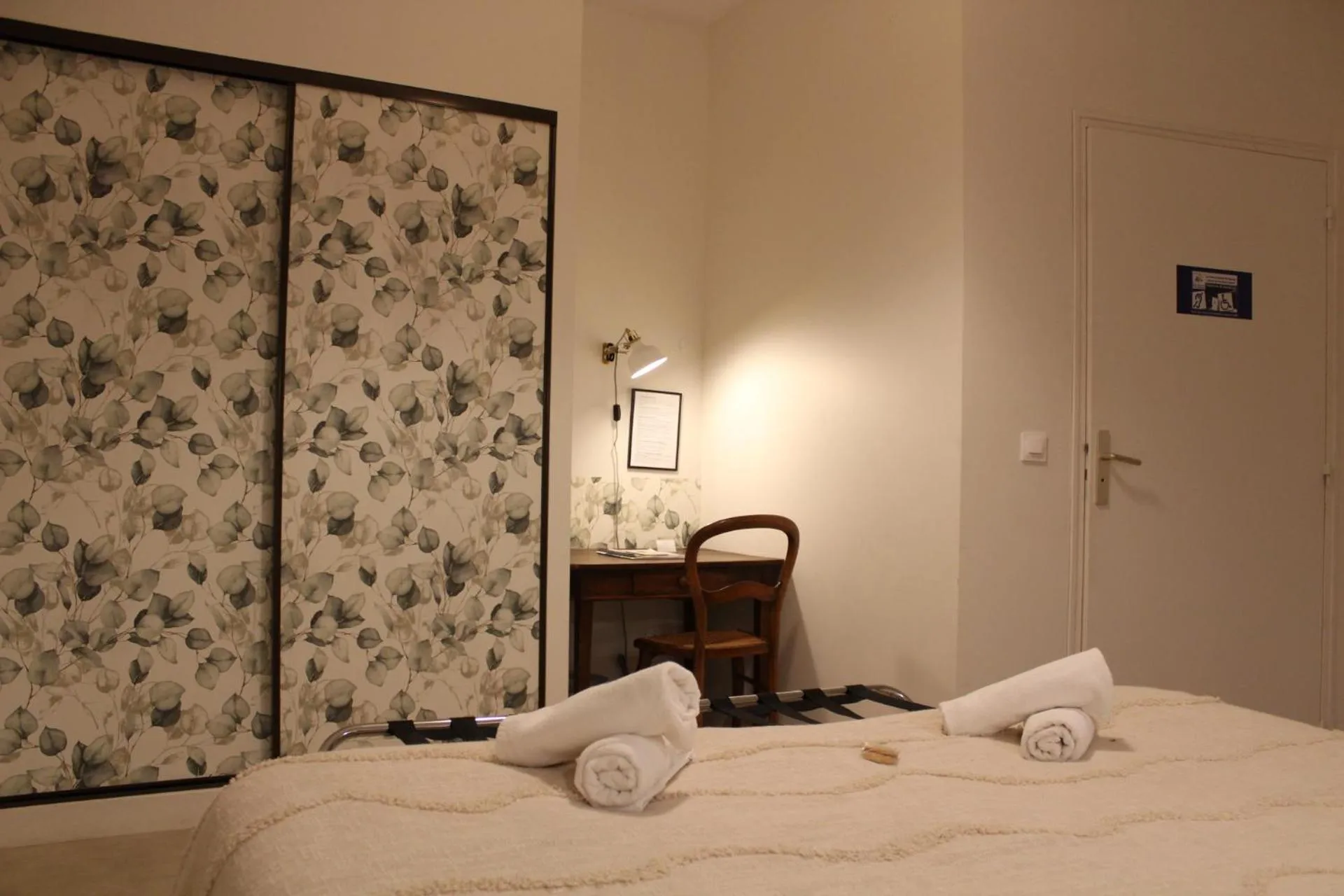 Photo of the whole room, Bed in Le grand couvent de Gramat