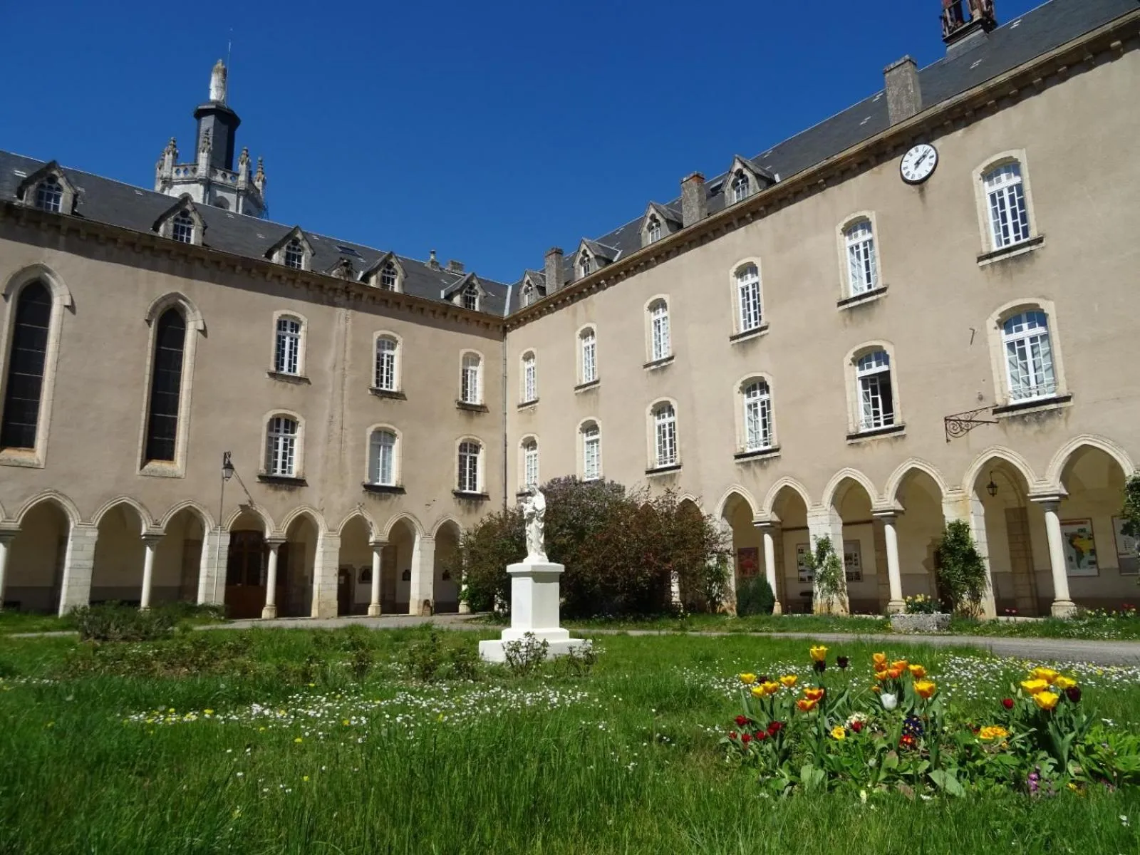 Inner courtyard view in Le grand couvent de Gramat