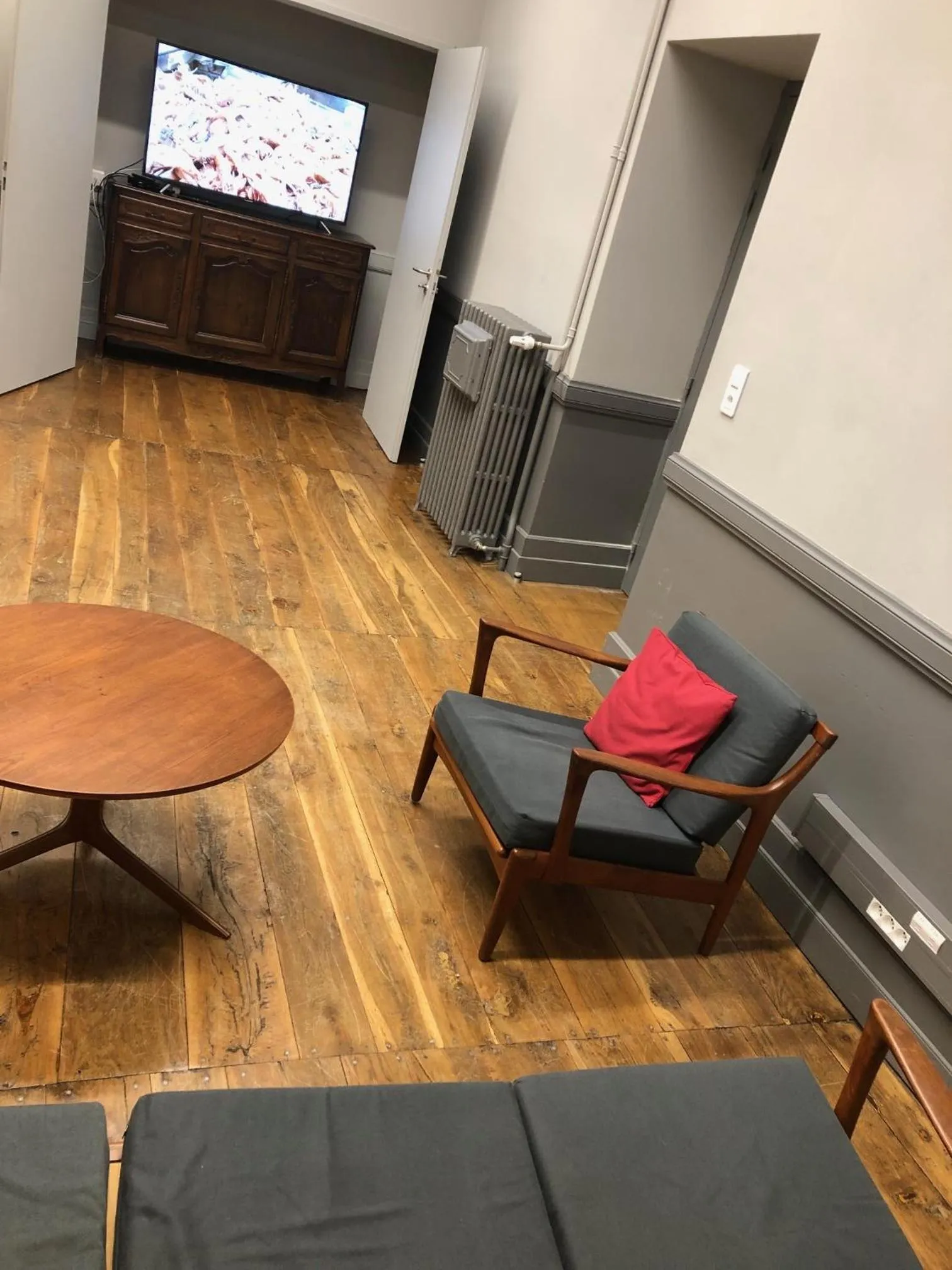 Communal lounge/ TV room in Le grand couvent de Gramat