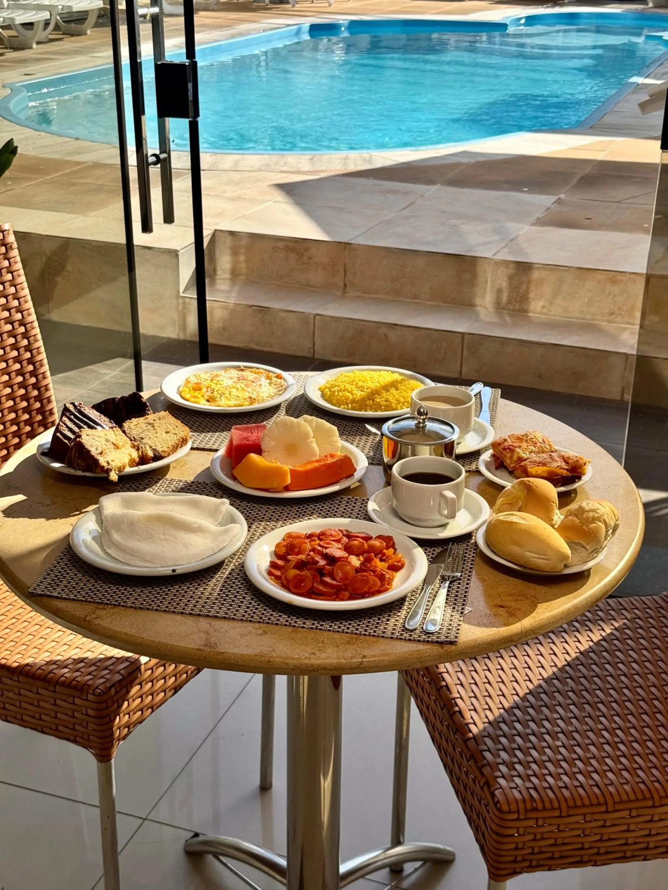 Food and drinks in Las Brisas Beach Hotel