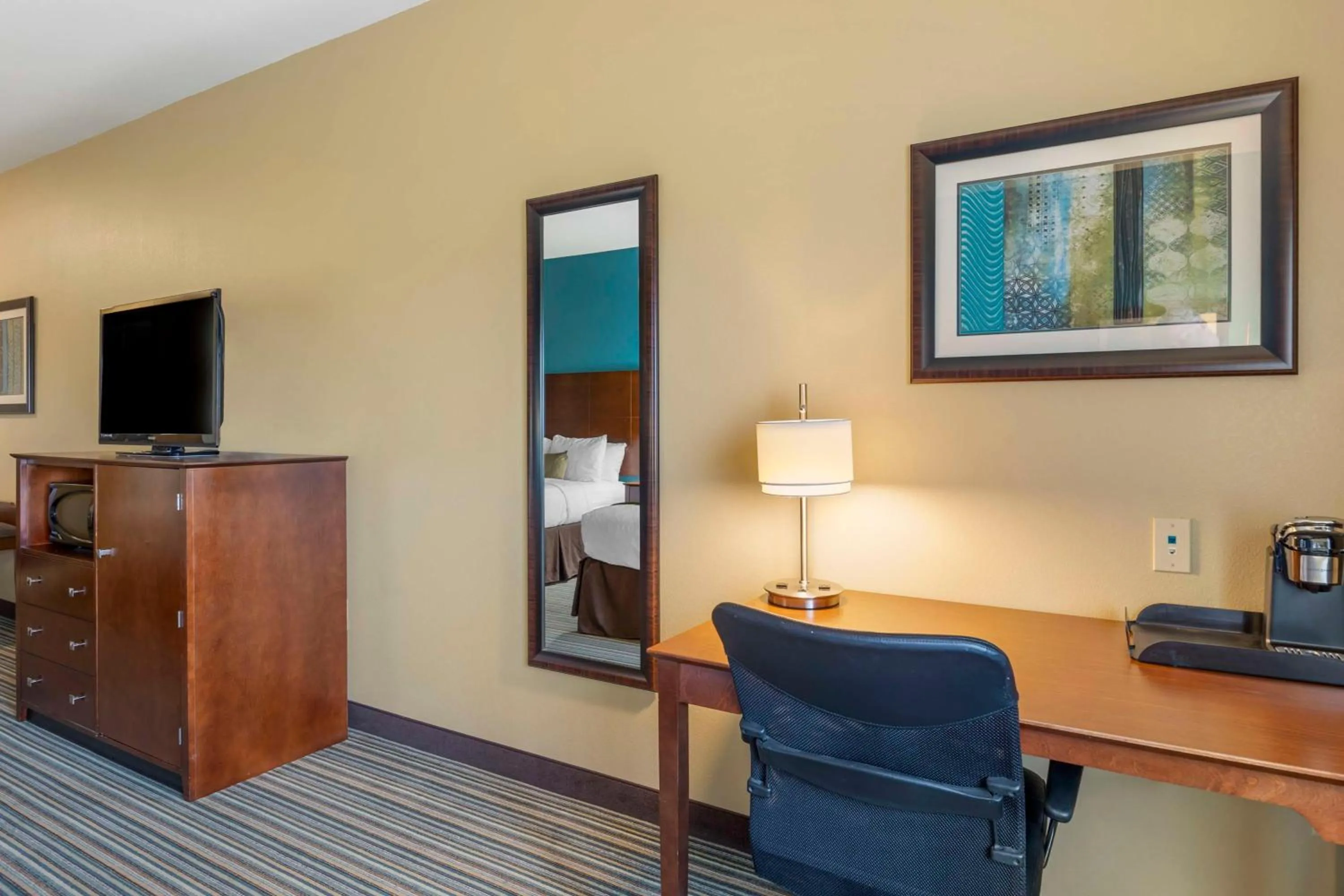 Bedroom in Best Western Plus Patterson Park Inn