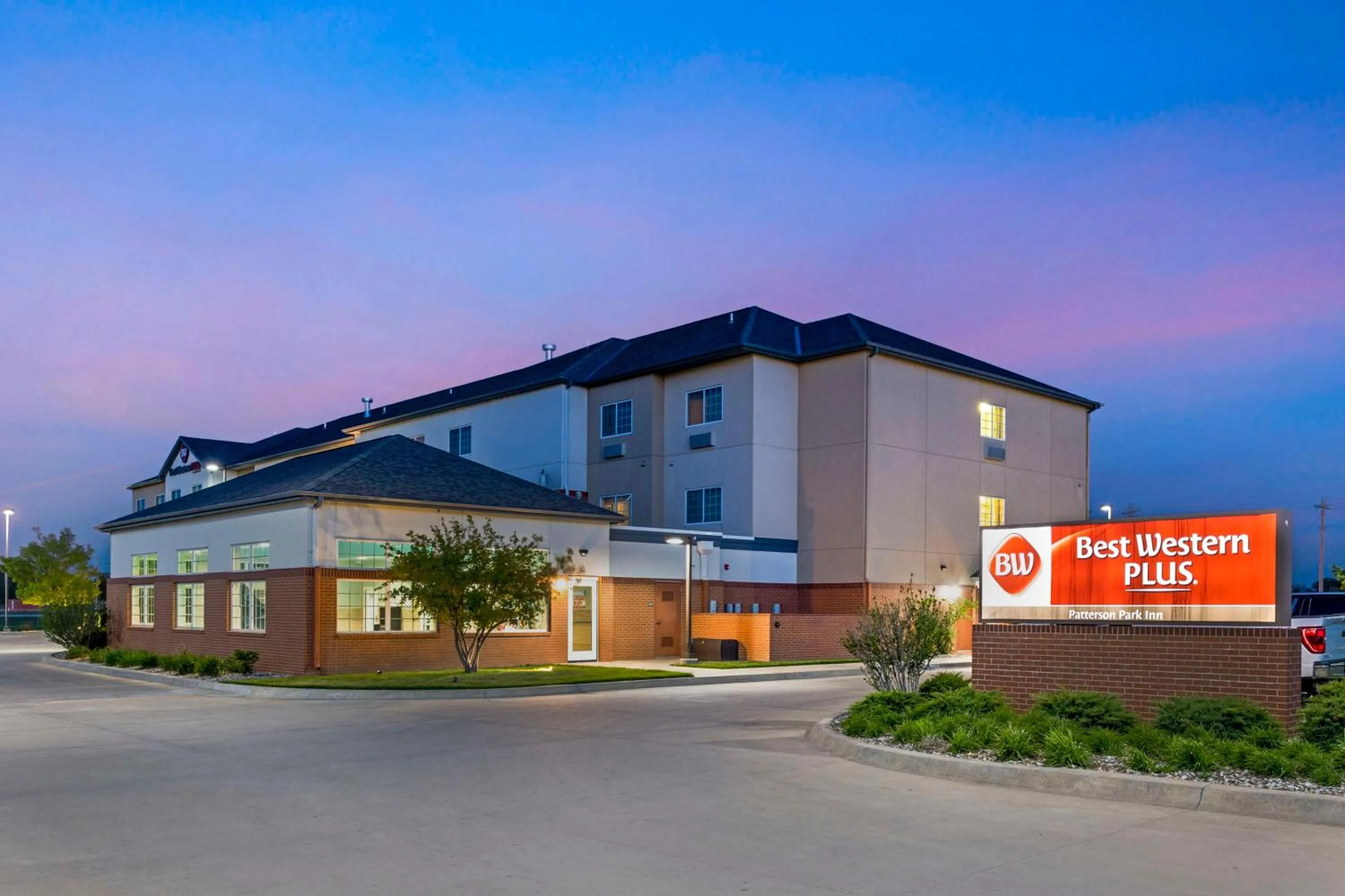 Property building in Best Western Plus Patterson Park Inn