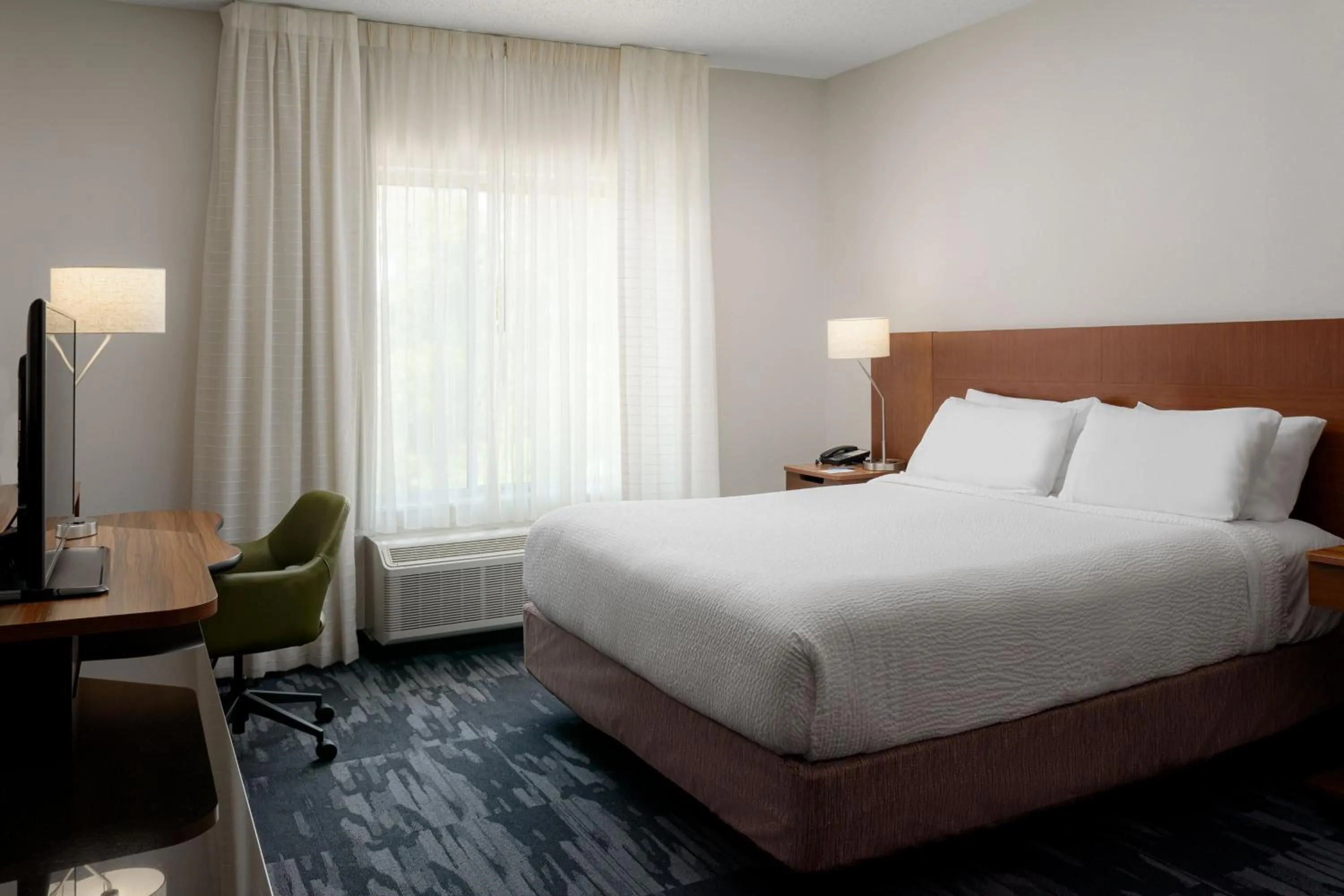 Photo of the whole room, Bed in Fairfield Inn & Suites by Marriott Columbia