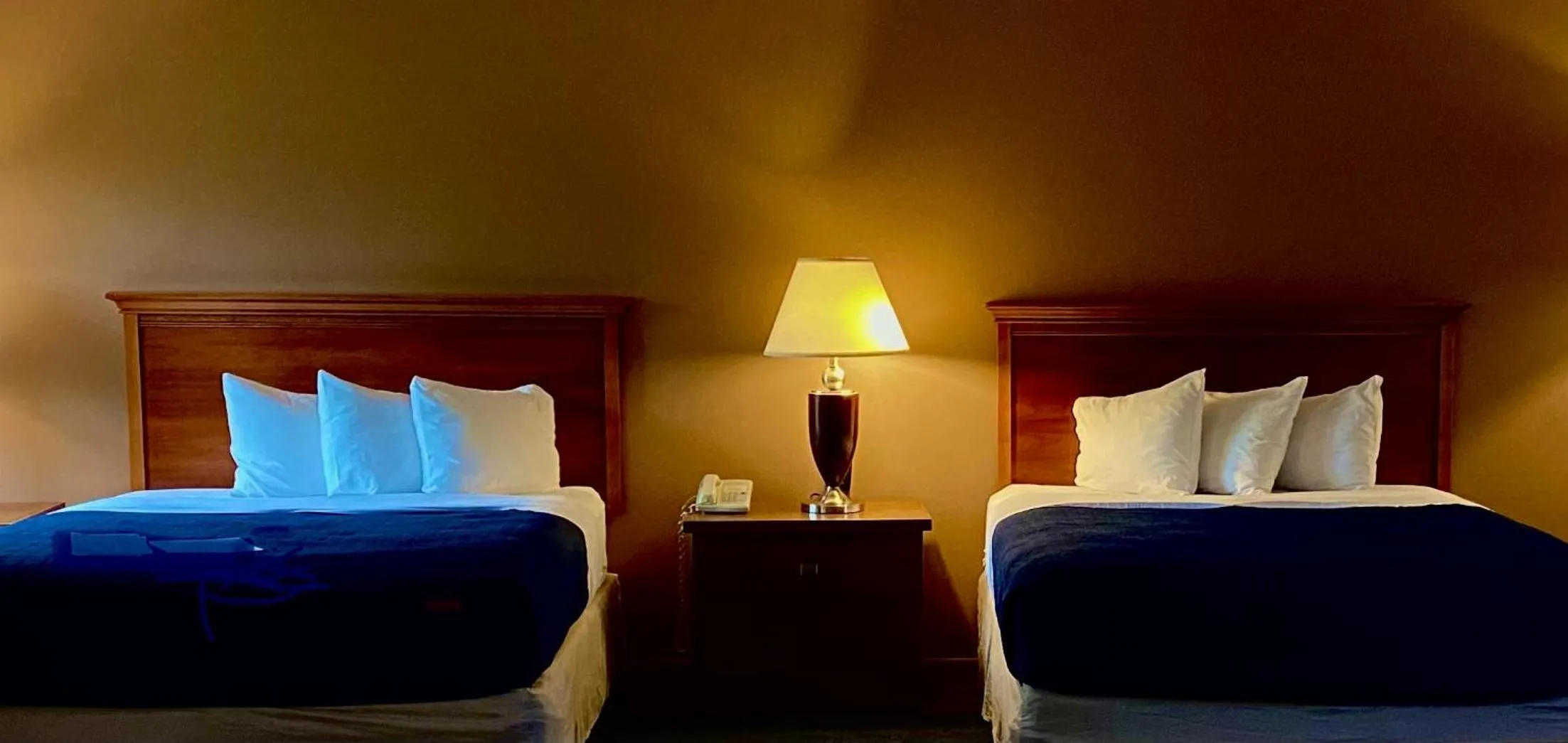 Property building, Bed in Village Inn on the Lake