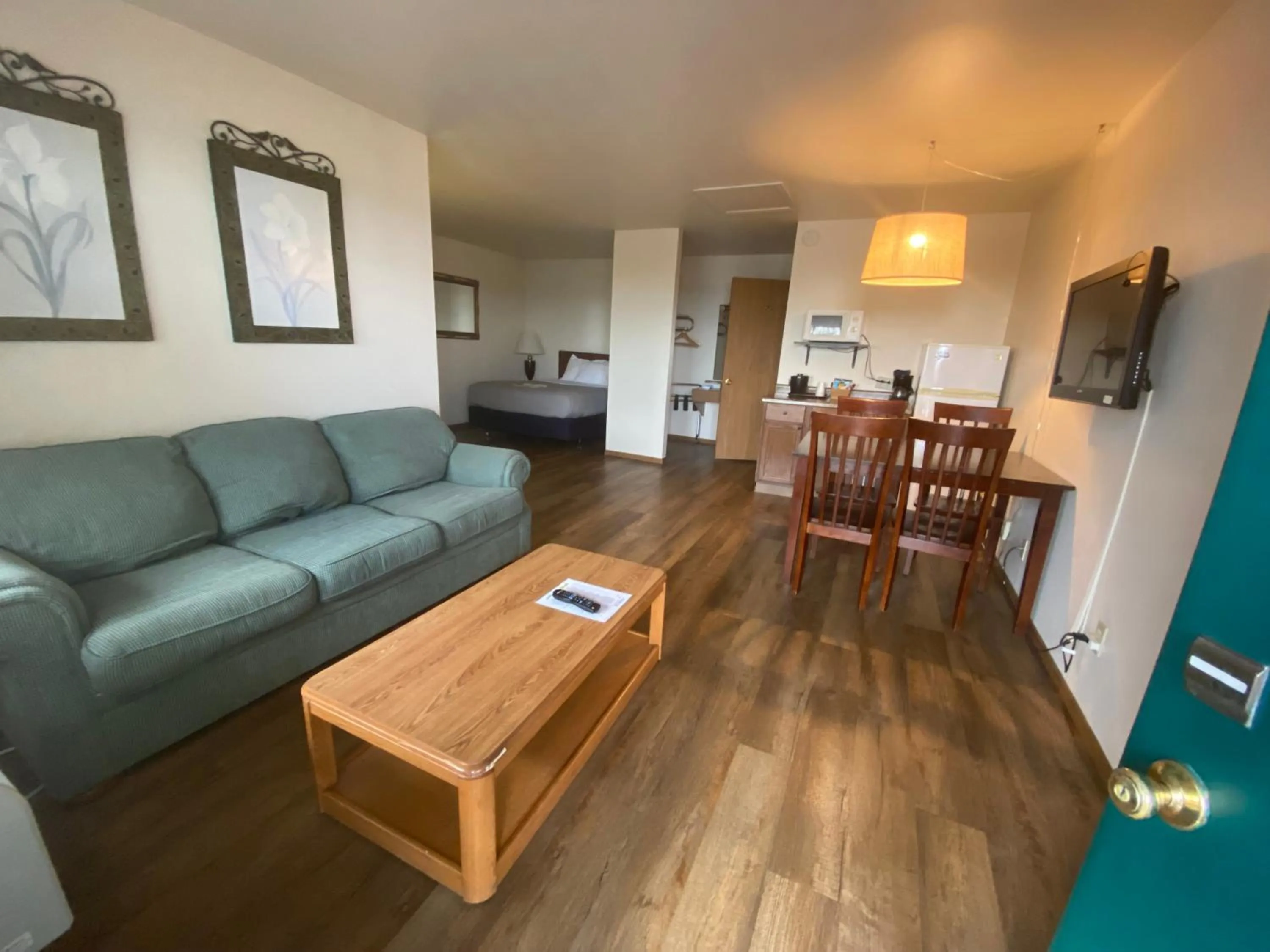 Kitchen or kitchenette in Village Inn on the Lake