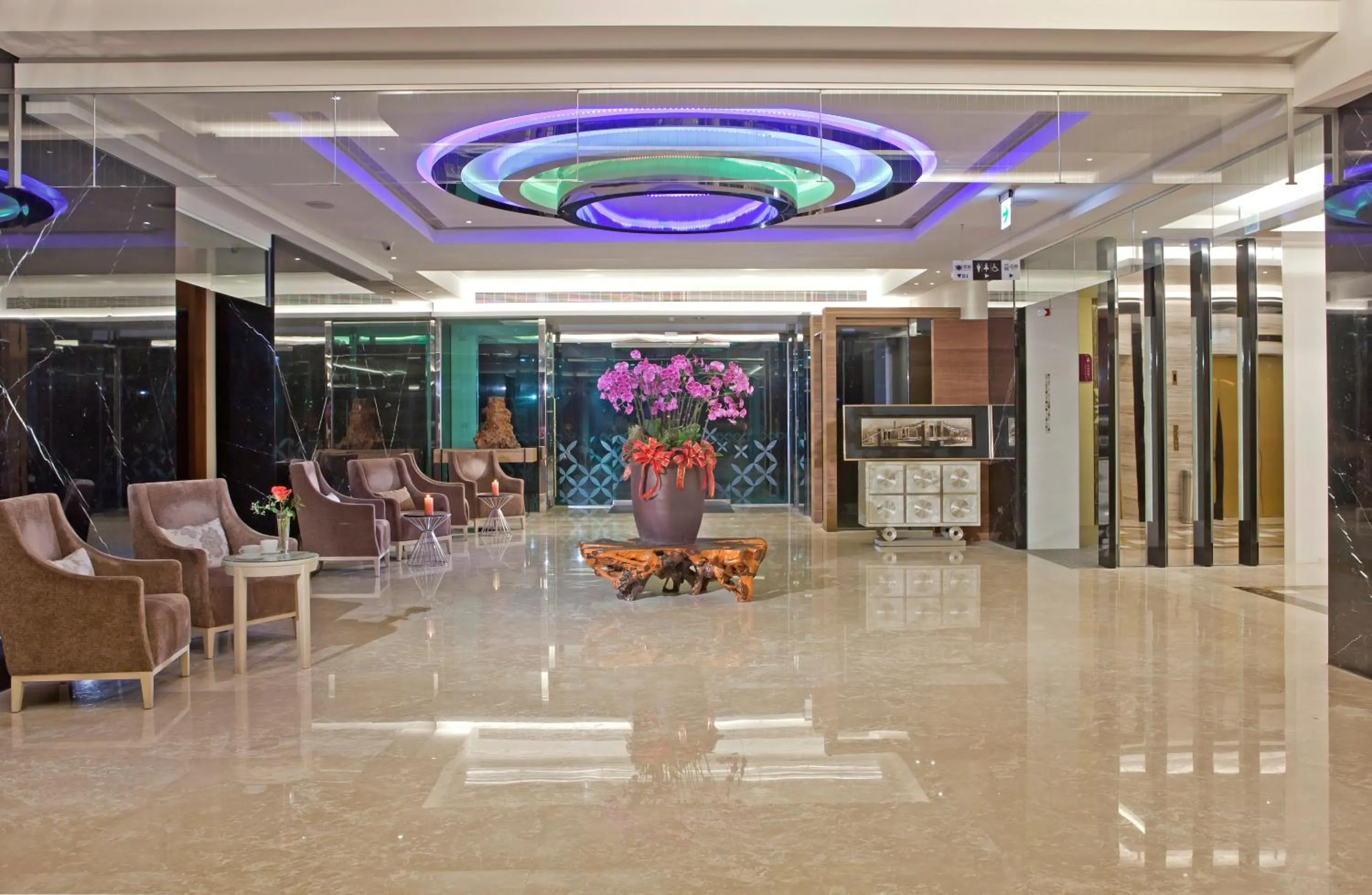 Lobby or reception in Renyi Lake Hotel