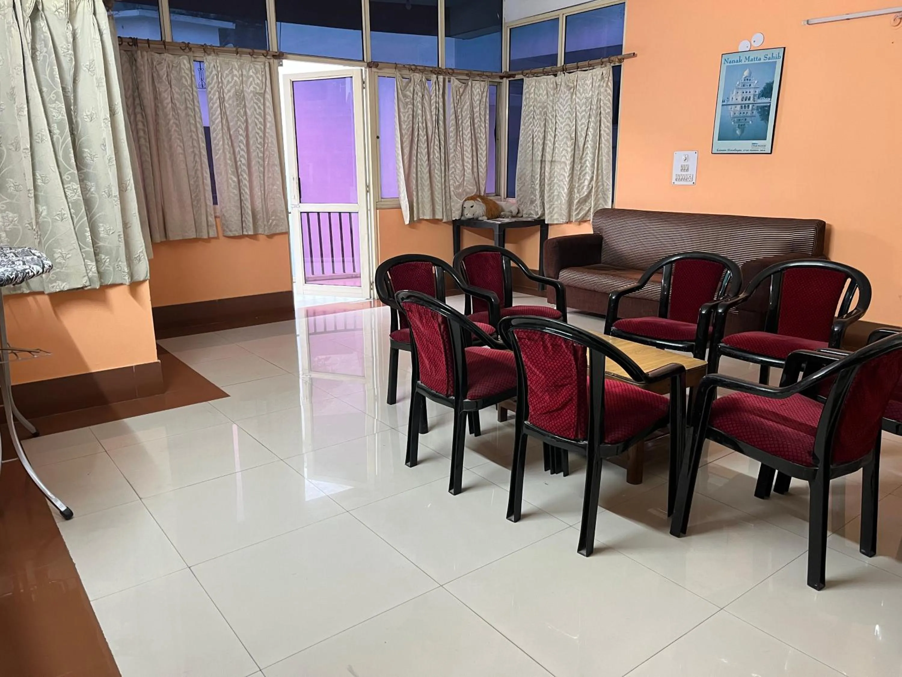 Restaurant/places to eat in Hotel Magnet House