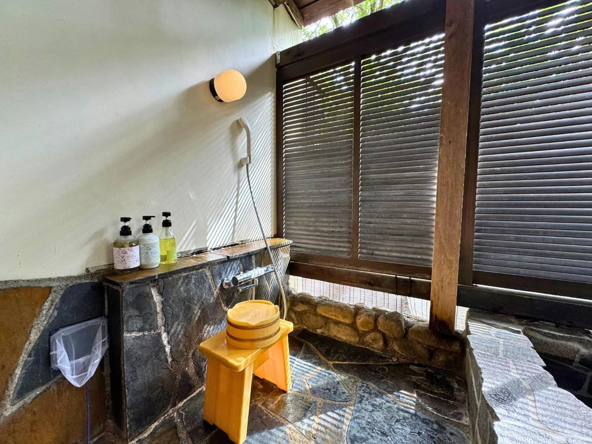 Shower in Sengokuhara Shinanoki Ichinoyu