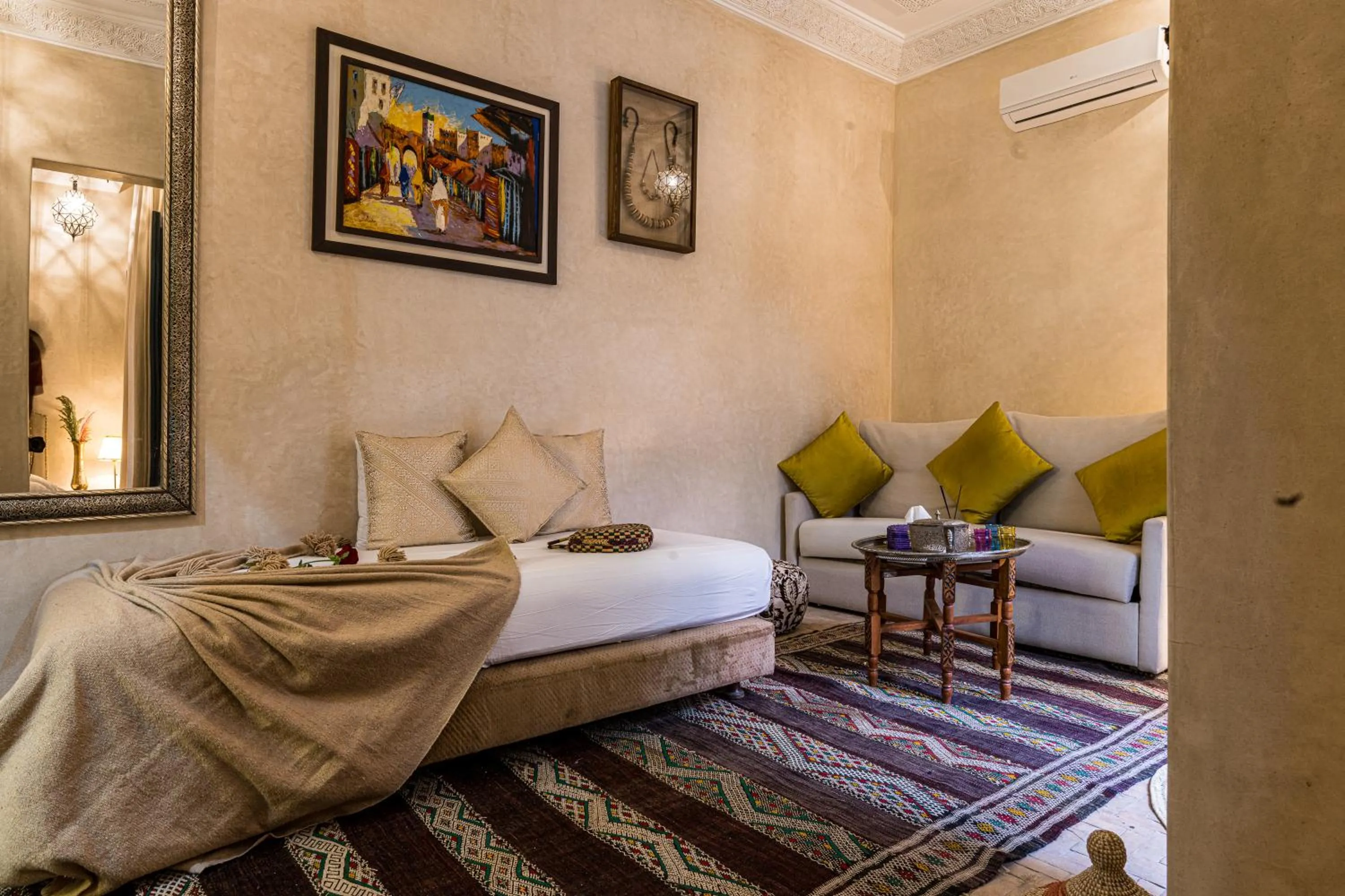 Seating area, Bed in Riad Atrium & Spa