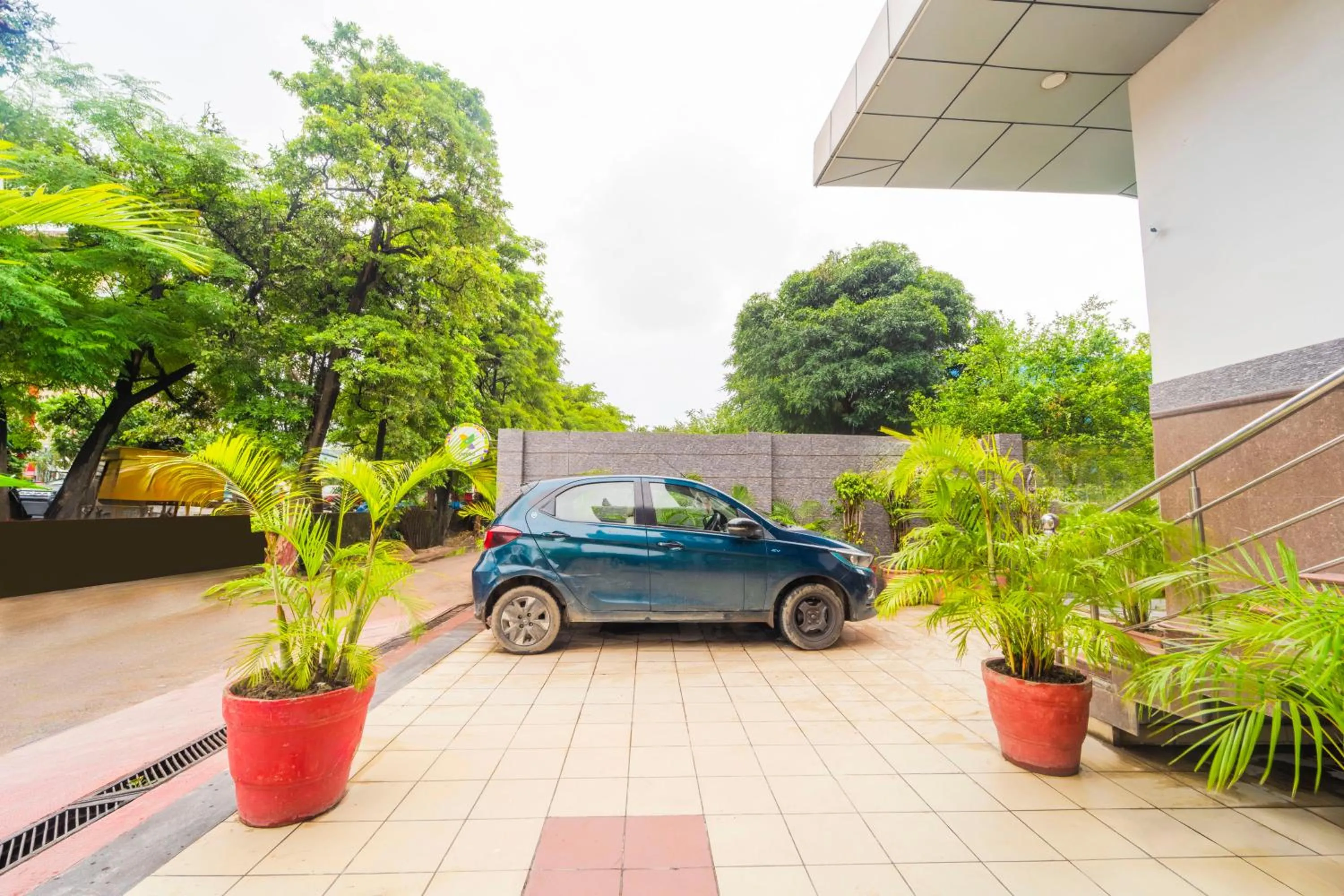 Parking in Treebo Shivam Inn Near Singapore Mall