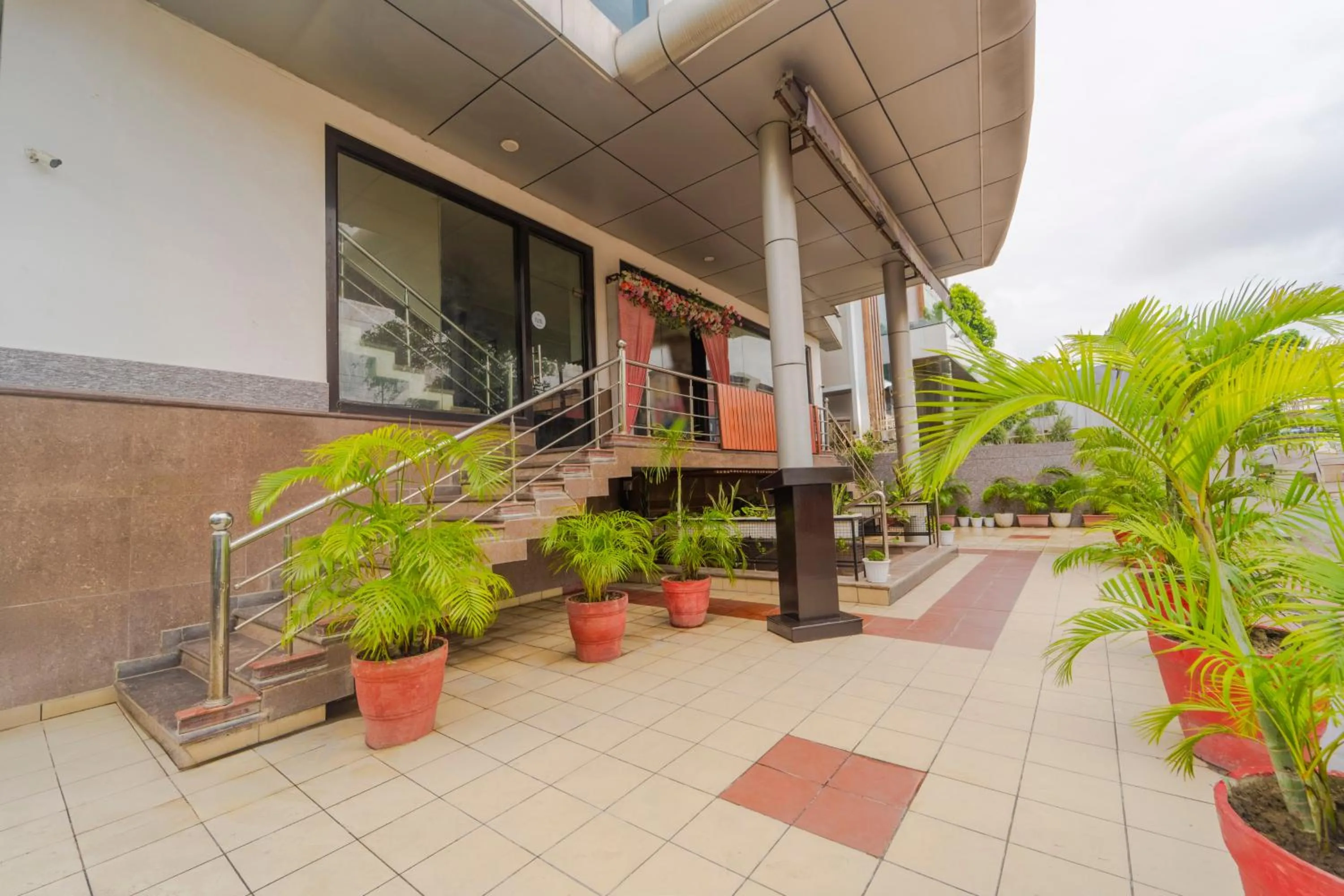 Facade/entrance in Treebo Shivam Inn Near Singapore Mall