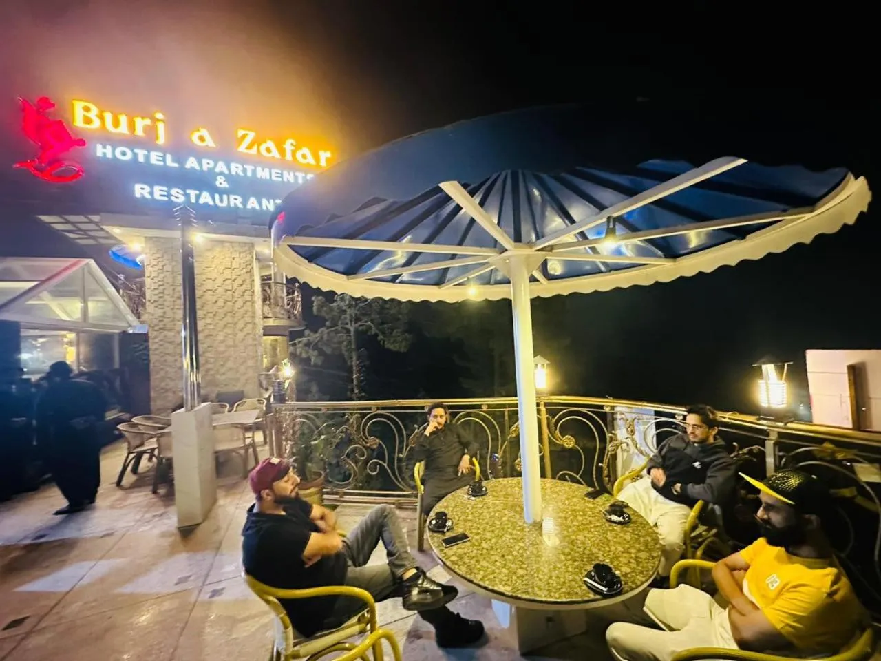 Restaurant/places to eat in Burj A Zafar