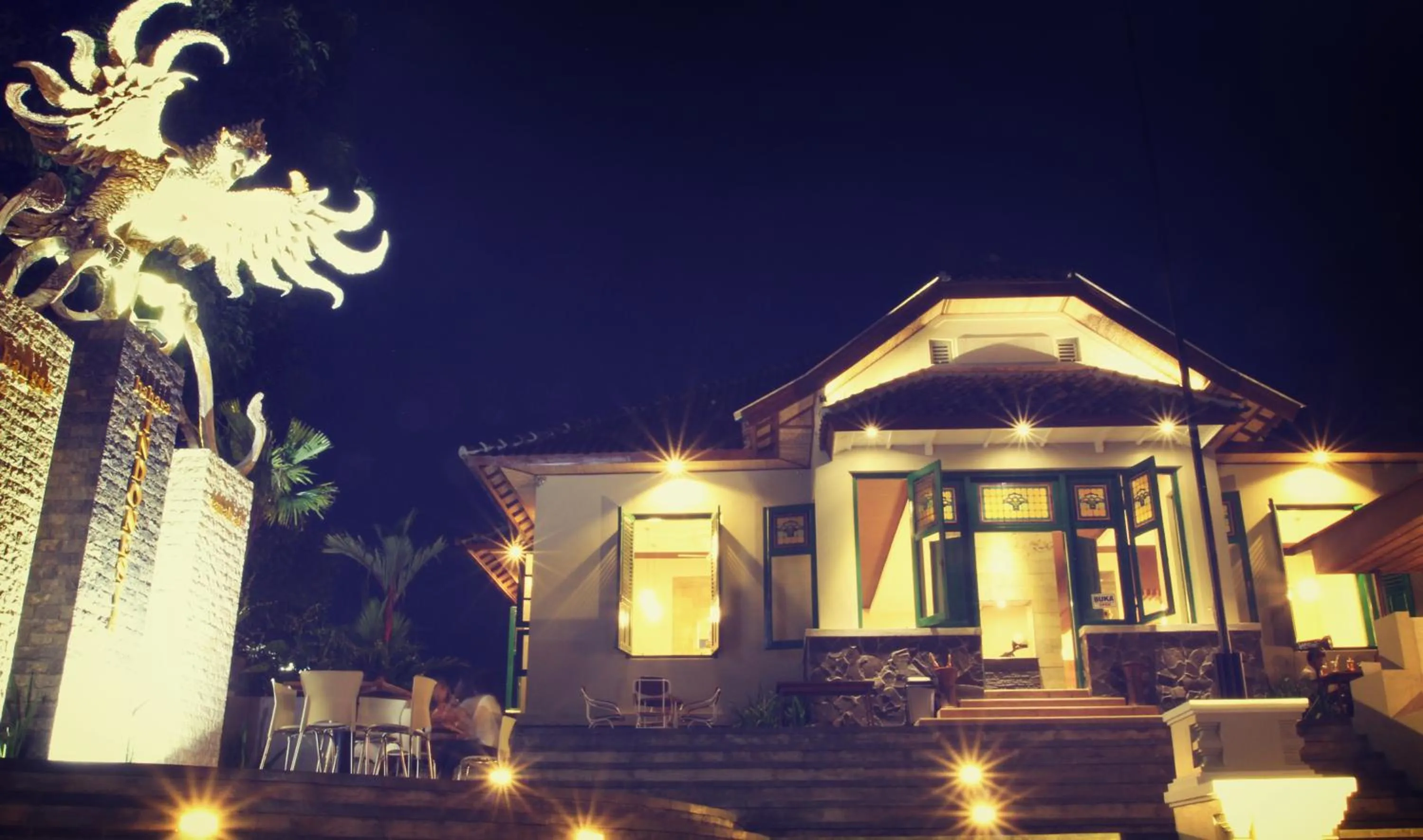 Restaurant/places to eat in Tetirah Boutique Hotel Salatiga