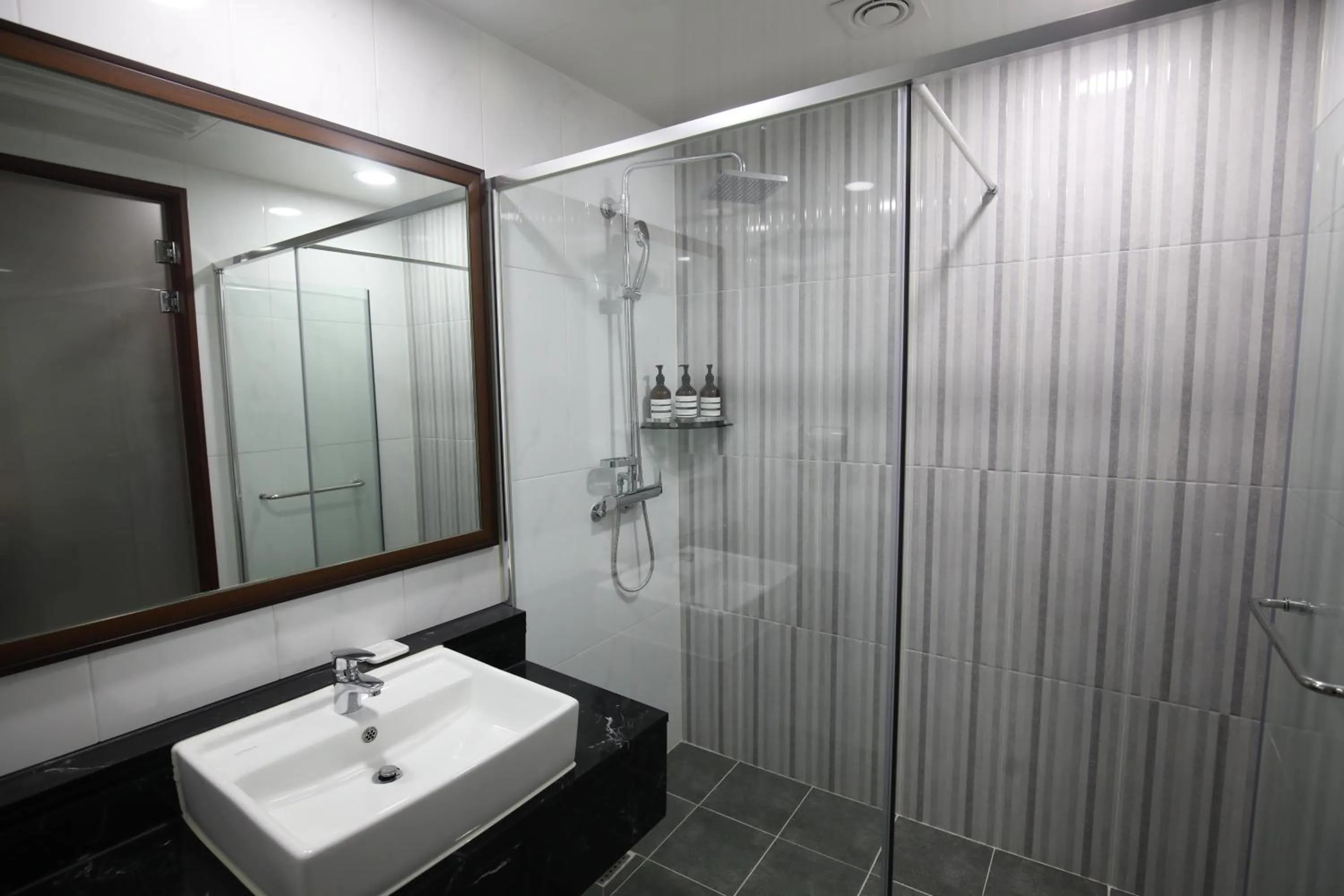 Shower in Benikea hotel seosan