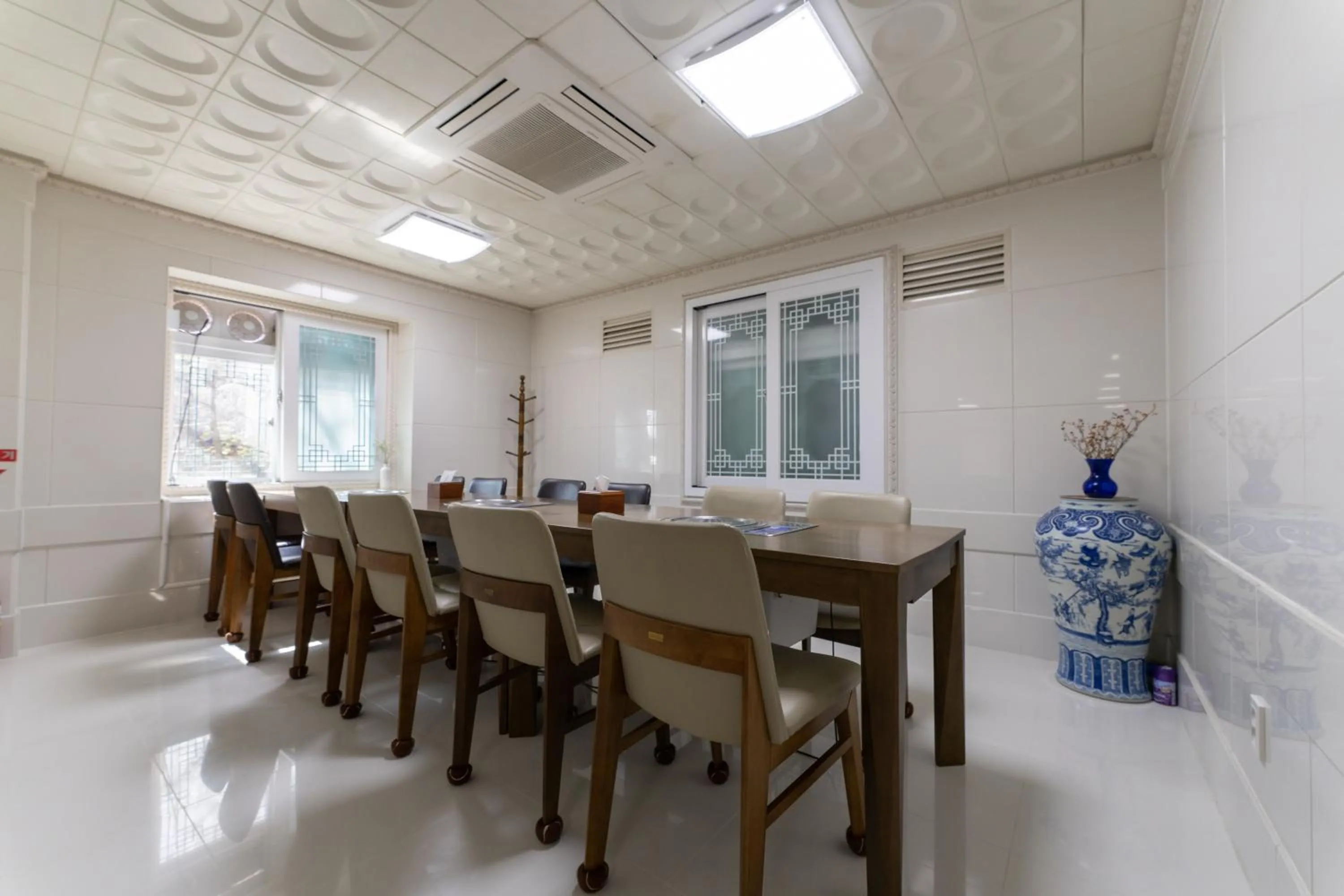 Restaurant/places to eat in Hotel Gaya