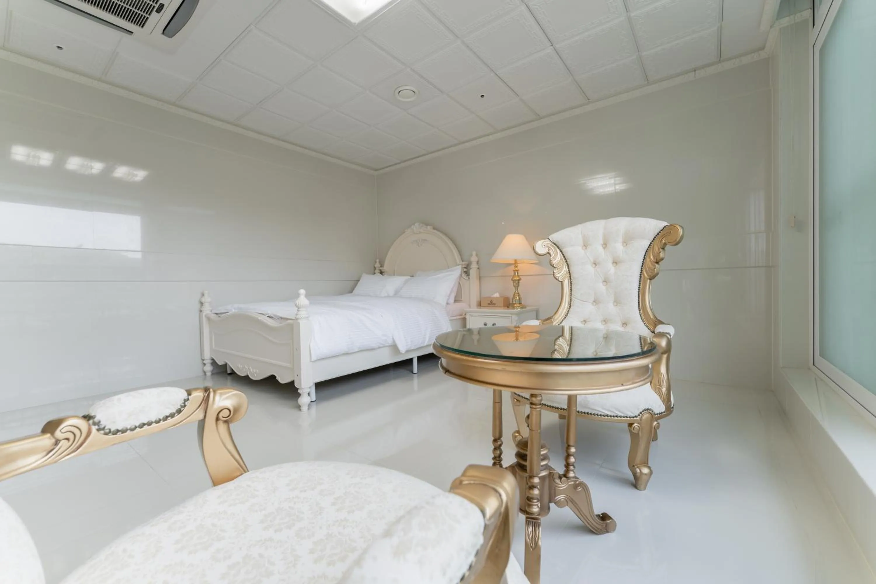 Bedroom, Bed in Hotel Gaya