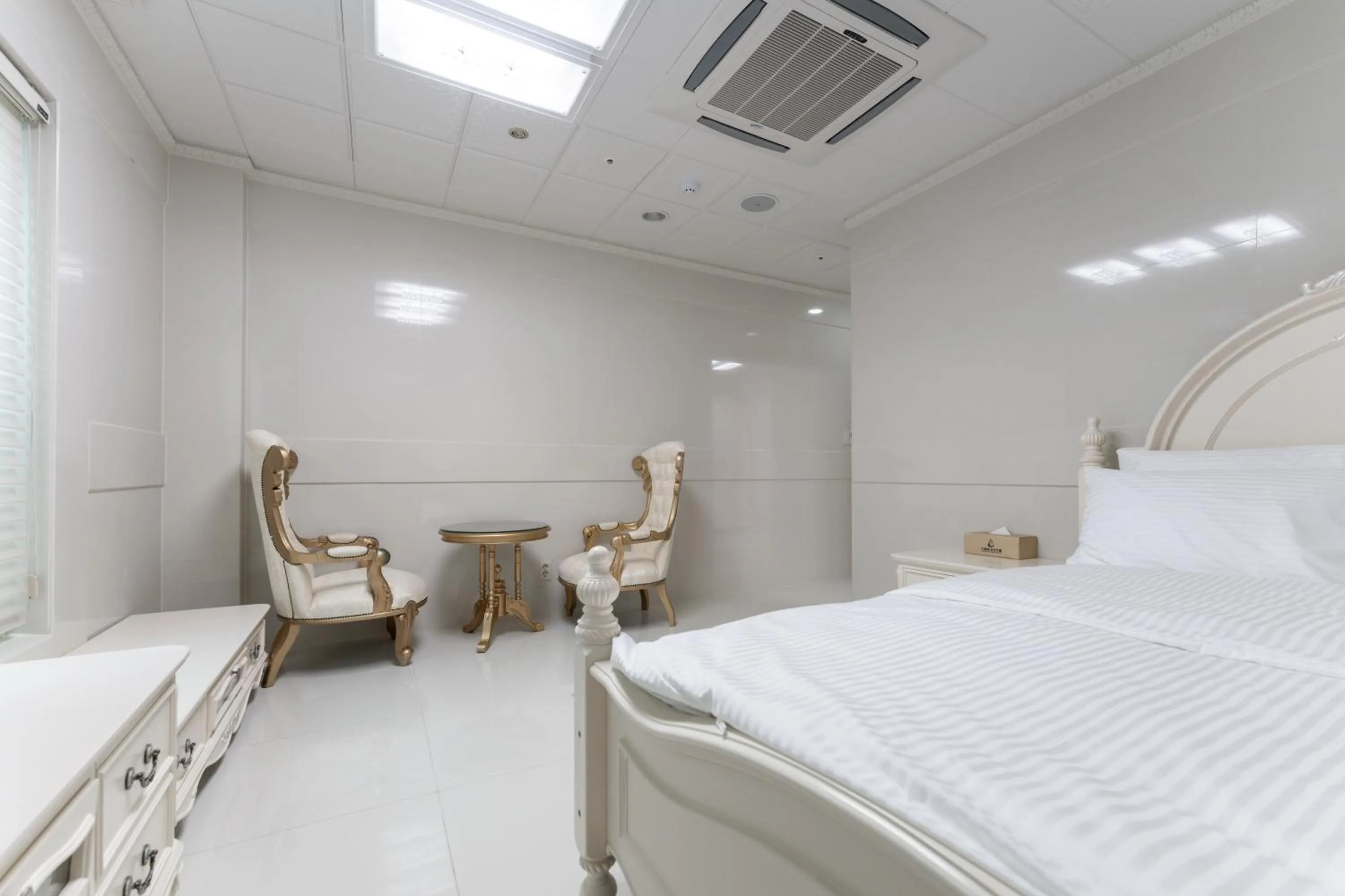 Bedroom, Bed in Hotel Gaya