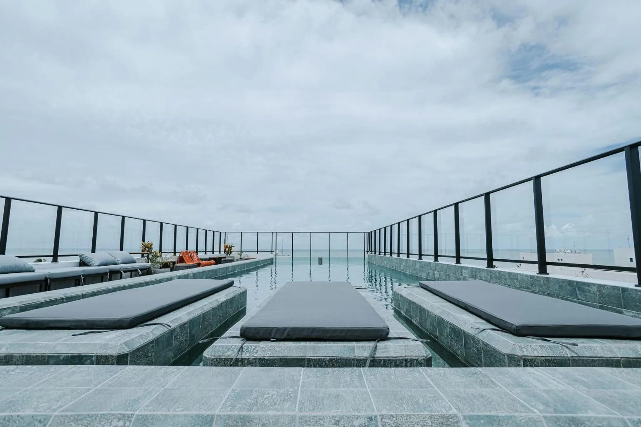 Swimming pool in Belo flat na praia do Bessa