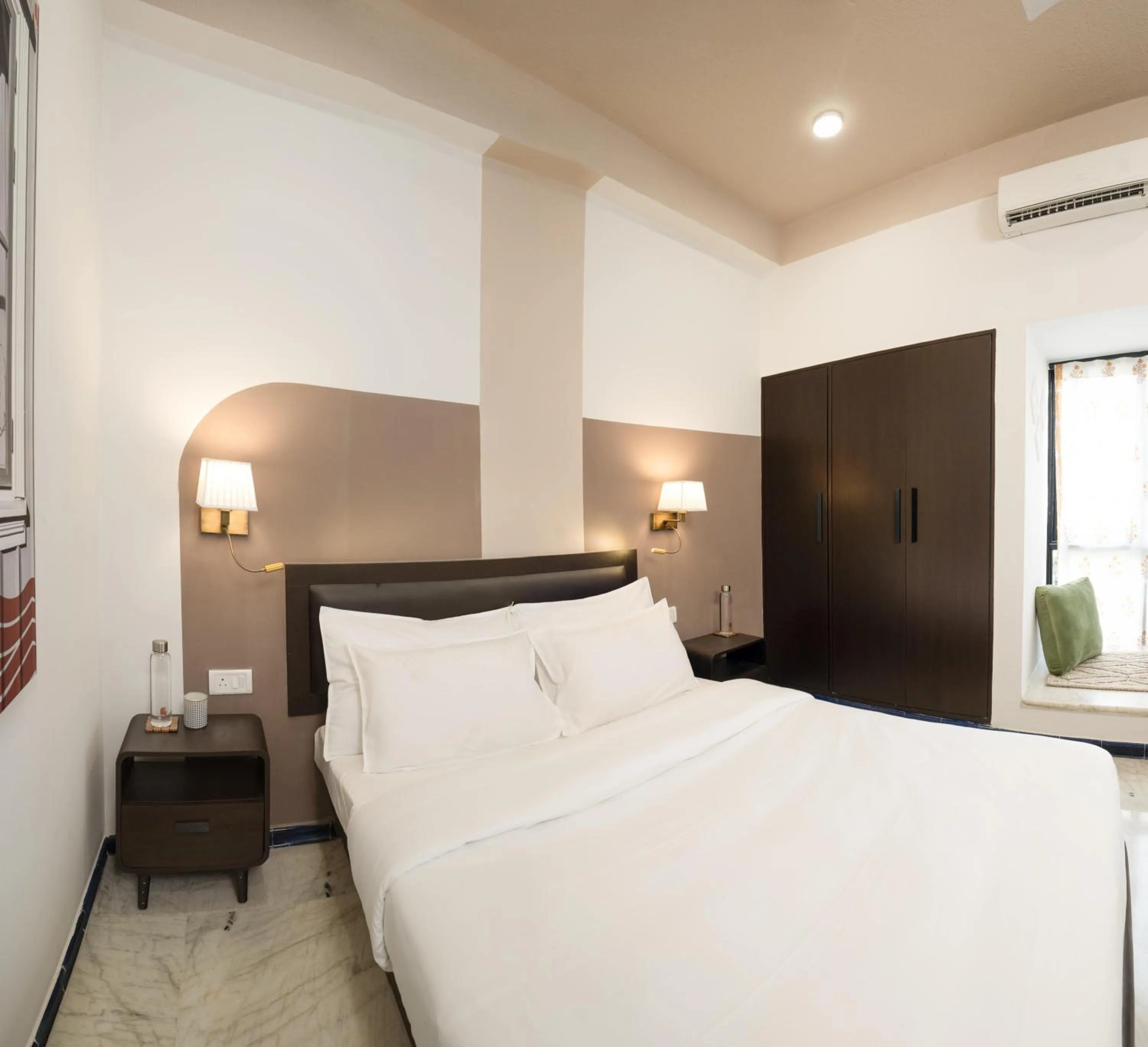 Bed in Firebrick Boutique Residences - GARNET HOUSE