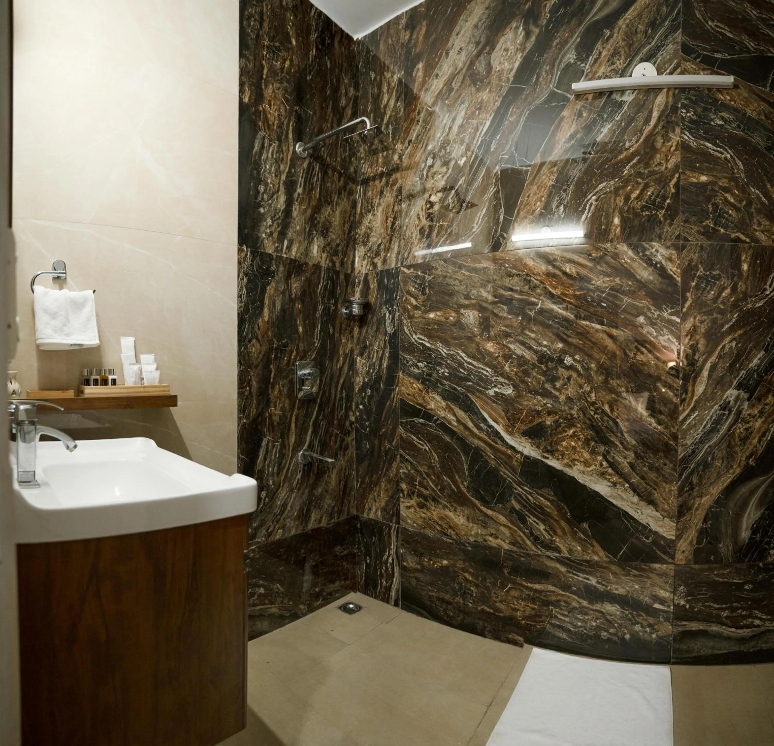 Shower in Firebrick Boutique Residences - GARNET HOUSE
