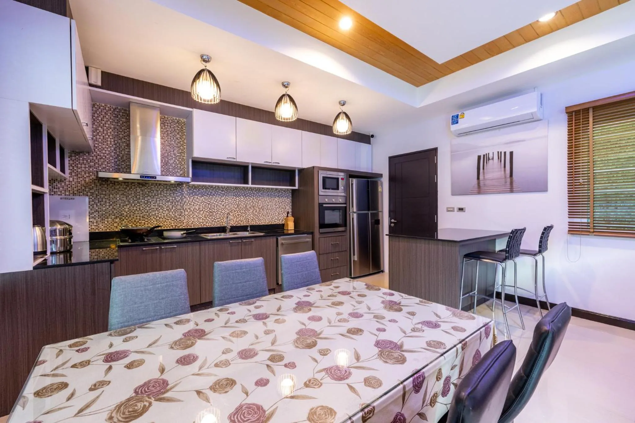 Kitchen or kitchenette, Bed in Kana Hotel Phuket普吉岛卡娜酒店