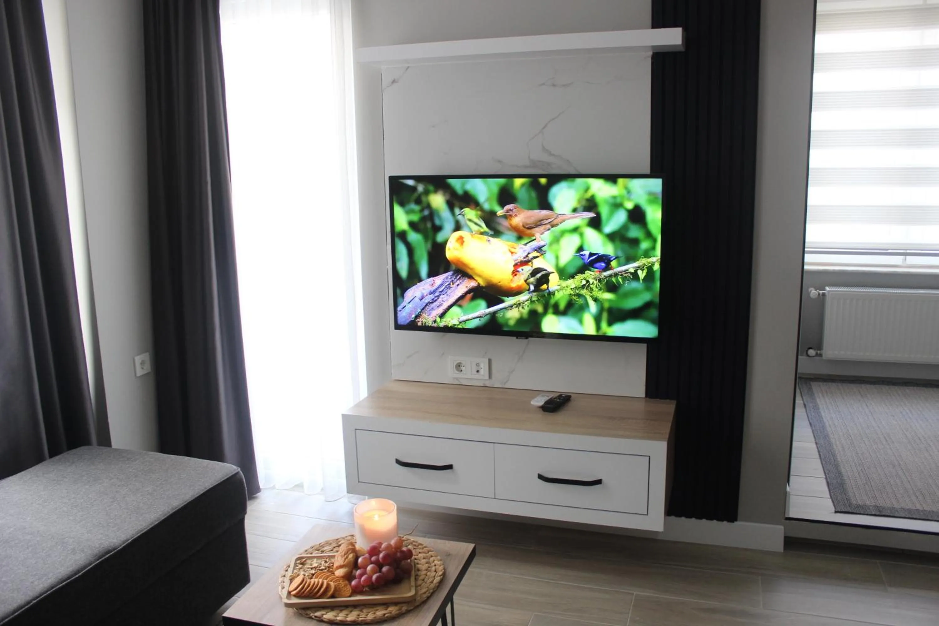 Communal lounge/ TV room in Cosy Suite