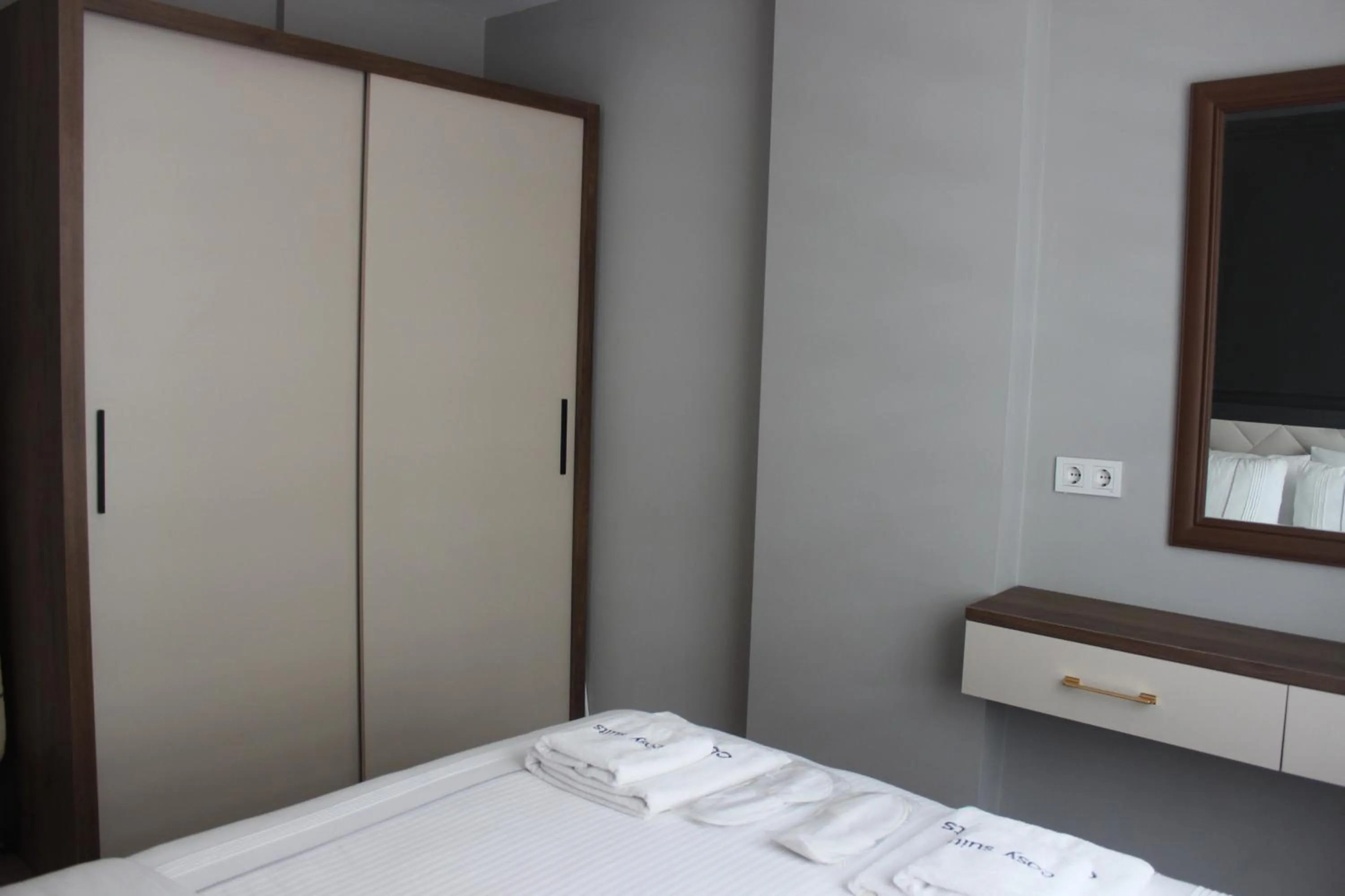 Bedroom, Bed in Cosy Suite