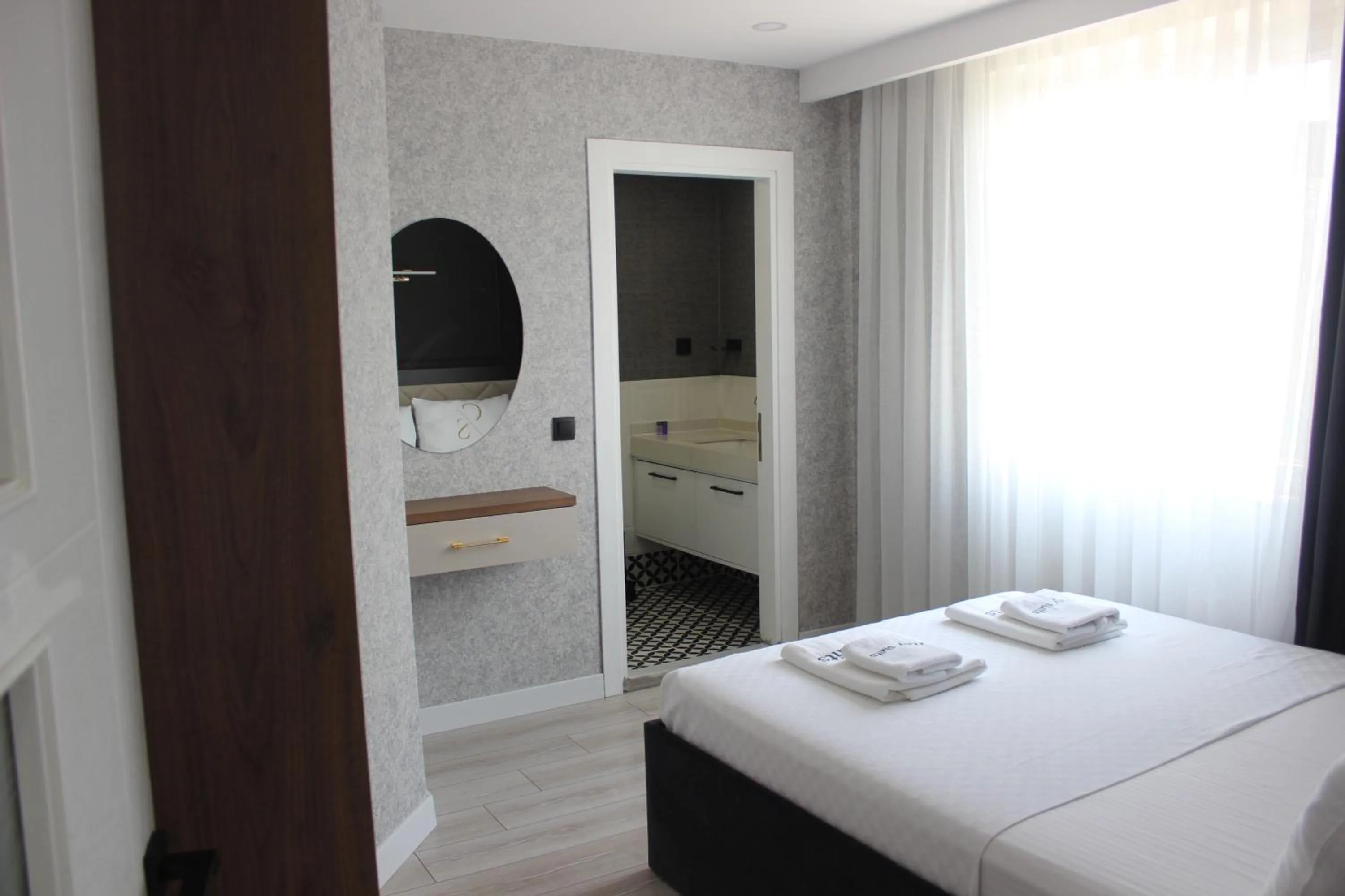 Bathroom, Bed in Cosy Suite