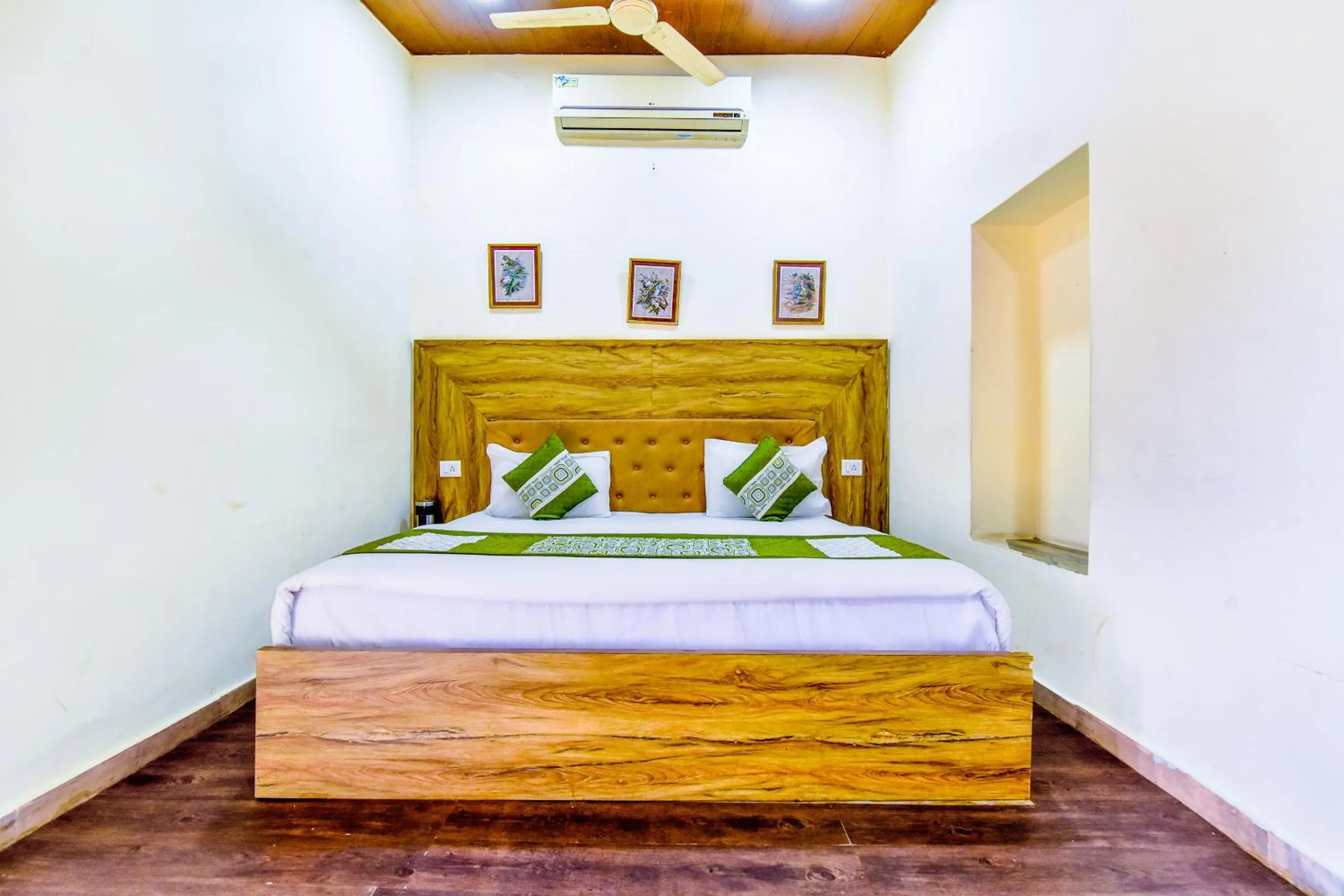Bedroom in Castlle Rock, Mount Abu