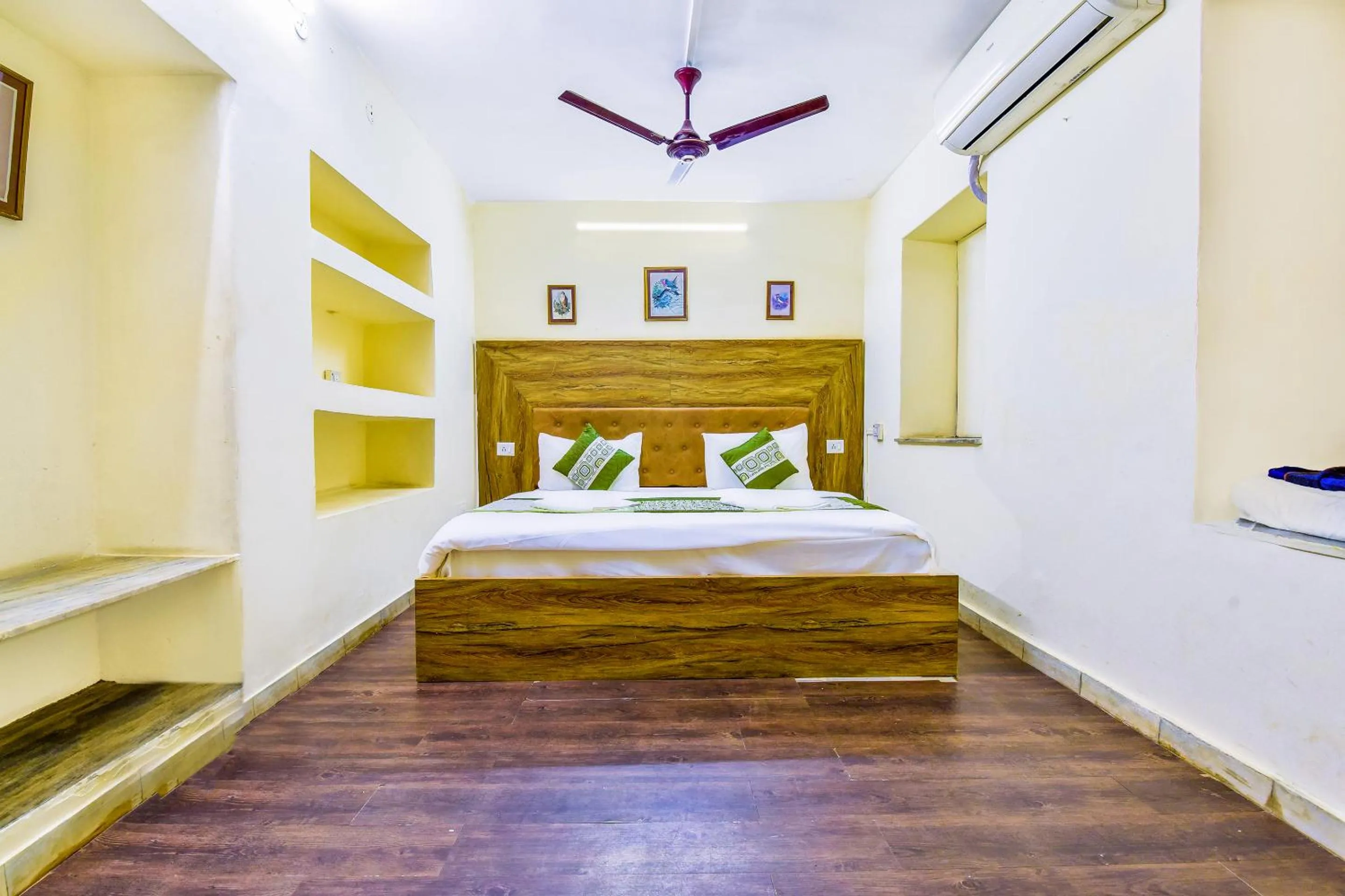 Bedroom in Castlle Rock, Mount Abu